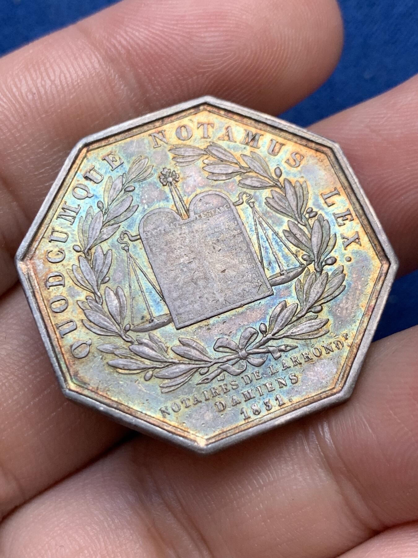 《竞宝斋》第299场- 周日，周一  2场连拍 （全场包邮） 法国1832-1841亚眠地区公证人八角银质代币 15.43g 32mm 早期油灯边铭 油润的五彩包浆显得雄鸡非常漂亮