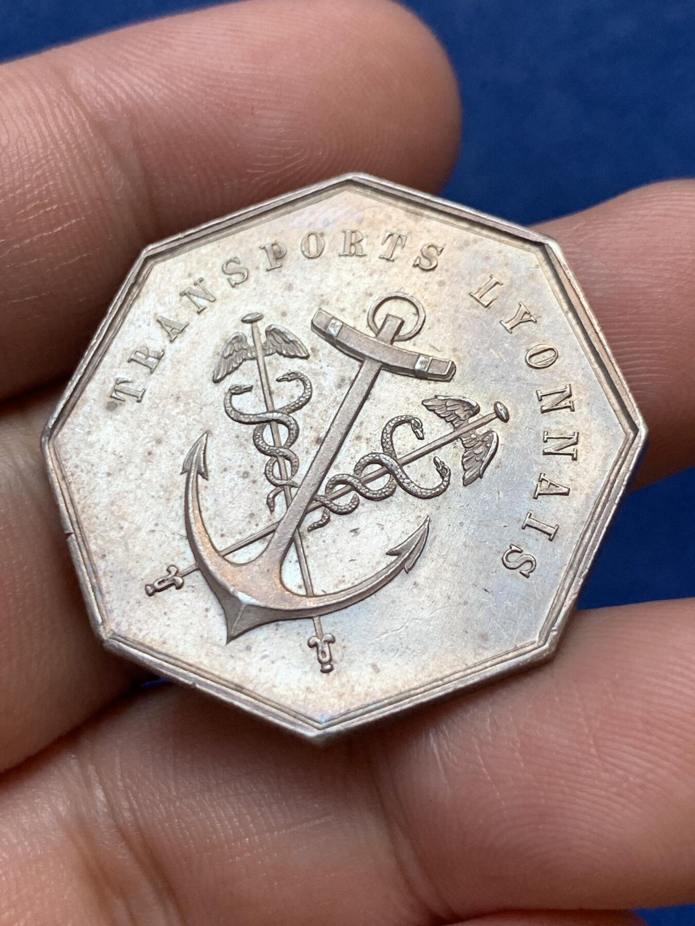 《竞宝斋》第299场- 周日，周一  2场连拍 （全场包邮） 里昂船运公司八角银质代币 手指边铭 直径31.5克 重13.2克