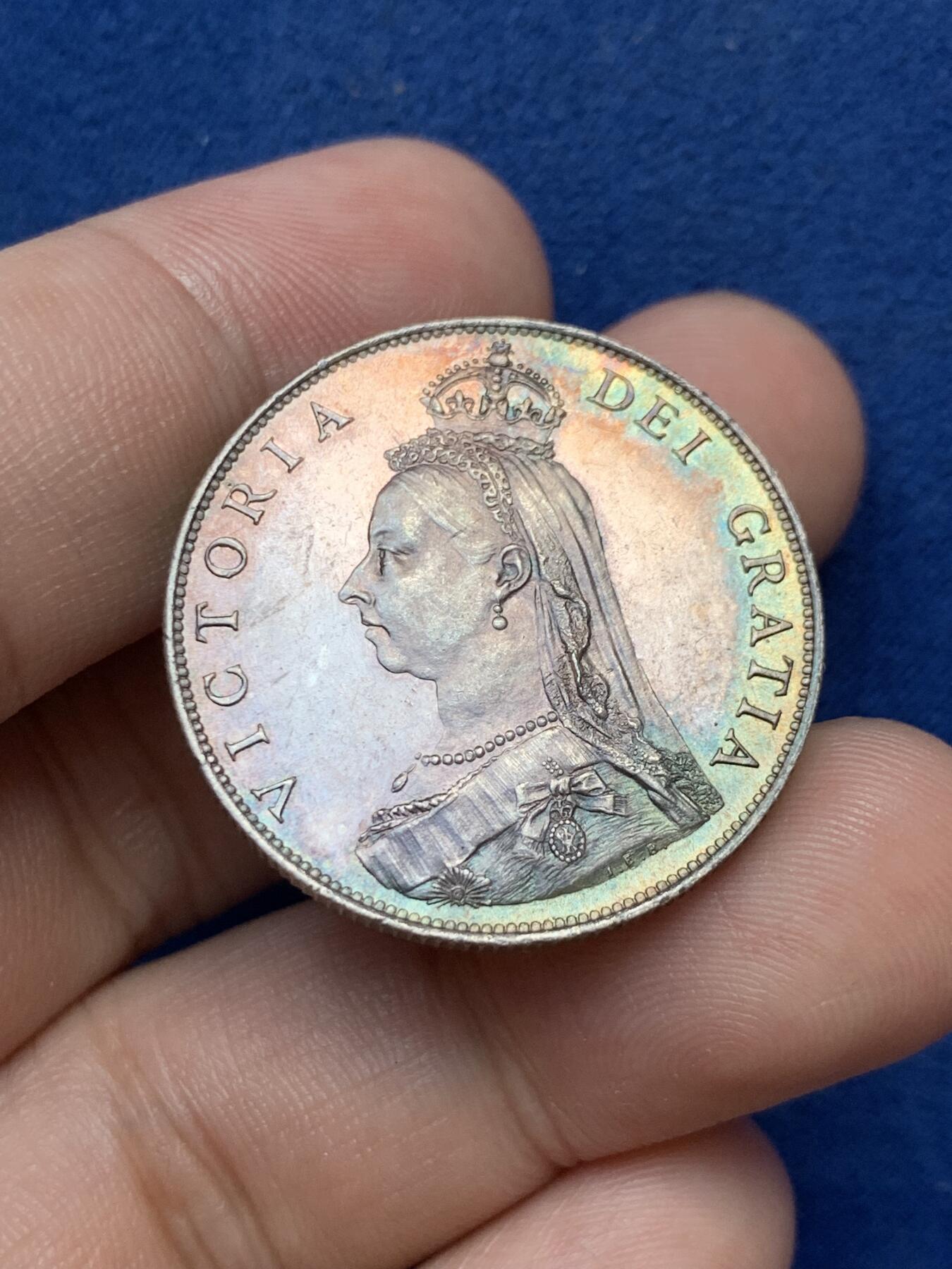 《竞宝斋》第299场- 周日，周一  2场连拍 （全场包邮） 英国1887年 维多利亚女皇弗洛林银币 UNC转光品相 五彩