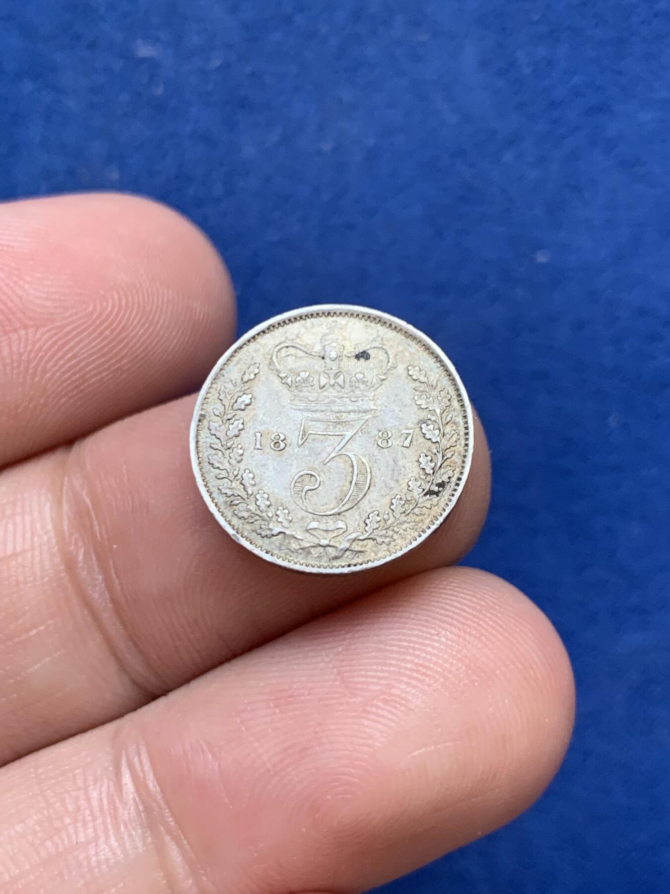 《竞宝斋》第299场- 周日，周一  2场连拍 （全场包邮） 英国1887年 维多利亚女皇三便士银币 稀有青年头  好品原味