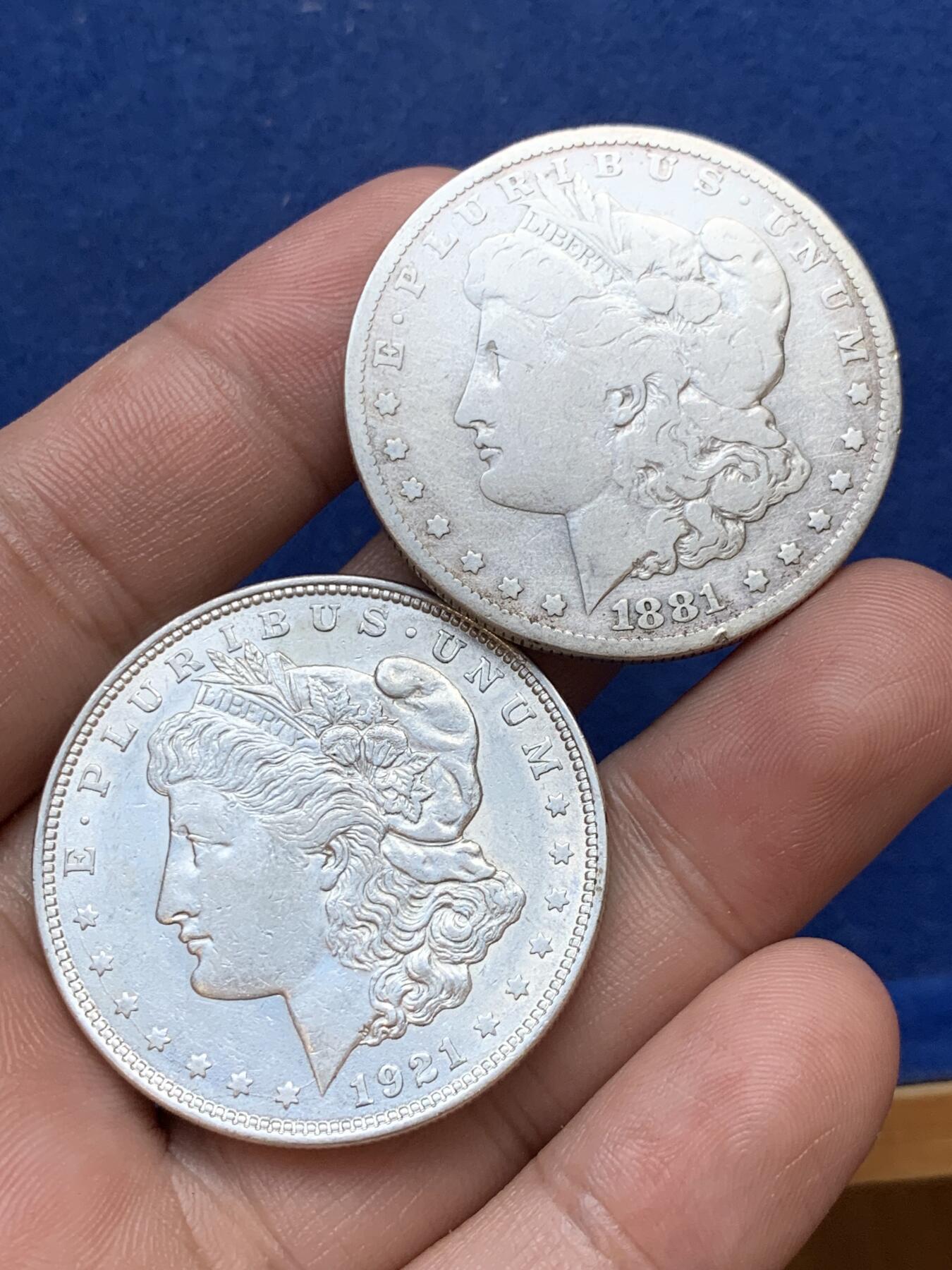 《竞宝斋》第299场- 周日，周一  2场连拍 （全场包邮） 2枚一组 美国摩根银币 一枚1921年通货好品带底光，一枚1881年品弱