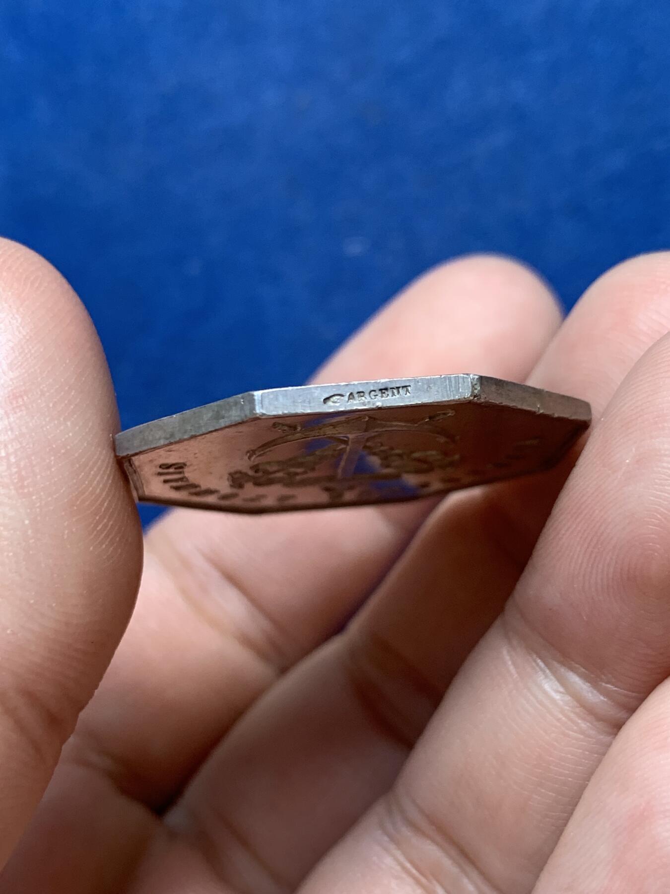 《竞宝斋》第299场- 周日，周一  2场连拍 （全场包邮） 里昂船运公司八角银质代币 手指边铭 直径31.5克 重13.2克