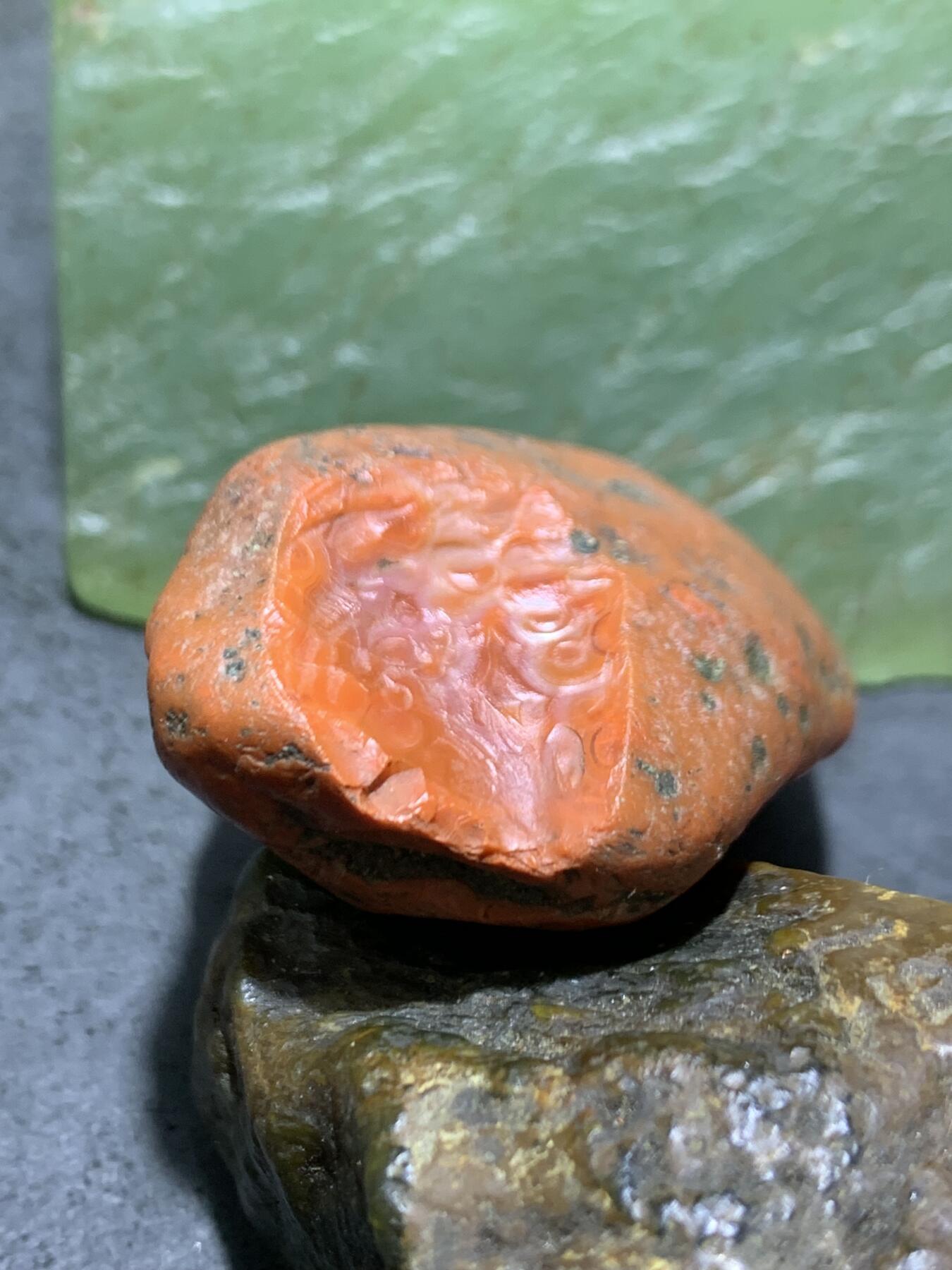 精美红皮柿子红开窗料南红玛瑙原石一颗，