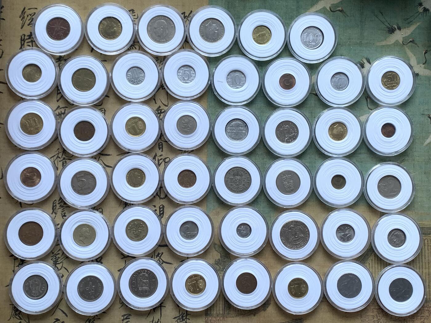 《竞宝斋》第299场- 周日，周一  2场连拍 （全场包邮） 46枚一组 散币 英国法国意大利美国苏联等国硬币， 带小圆盒 细节见图