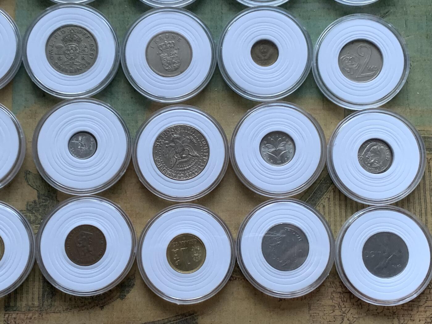 《竞宝斋》第299场- 周日，周一  2场连拍 （全场包邮） 46枚一组 散币 英国法国意大利美国苏联等国硬币， 带小圆盒 细节见图