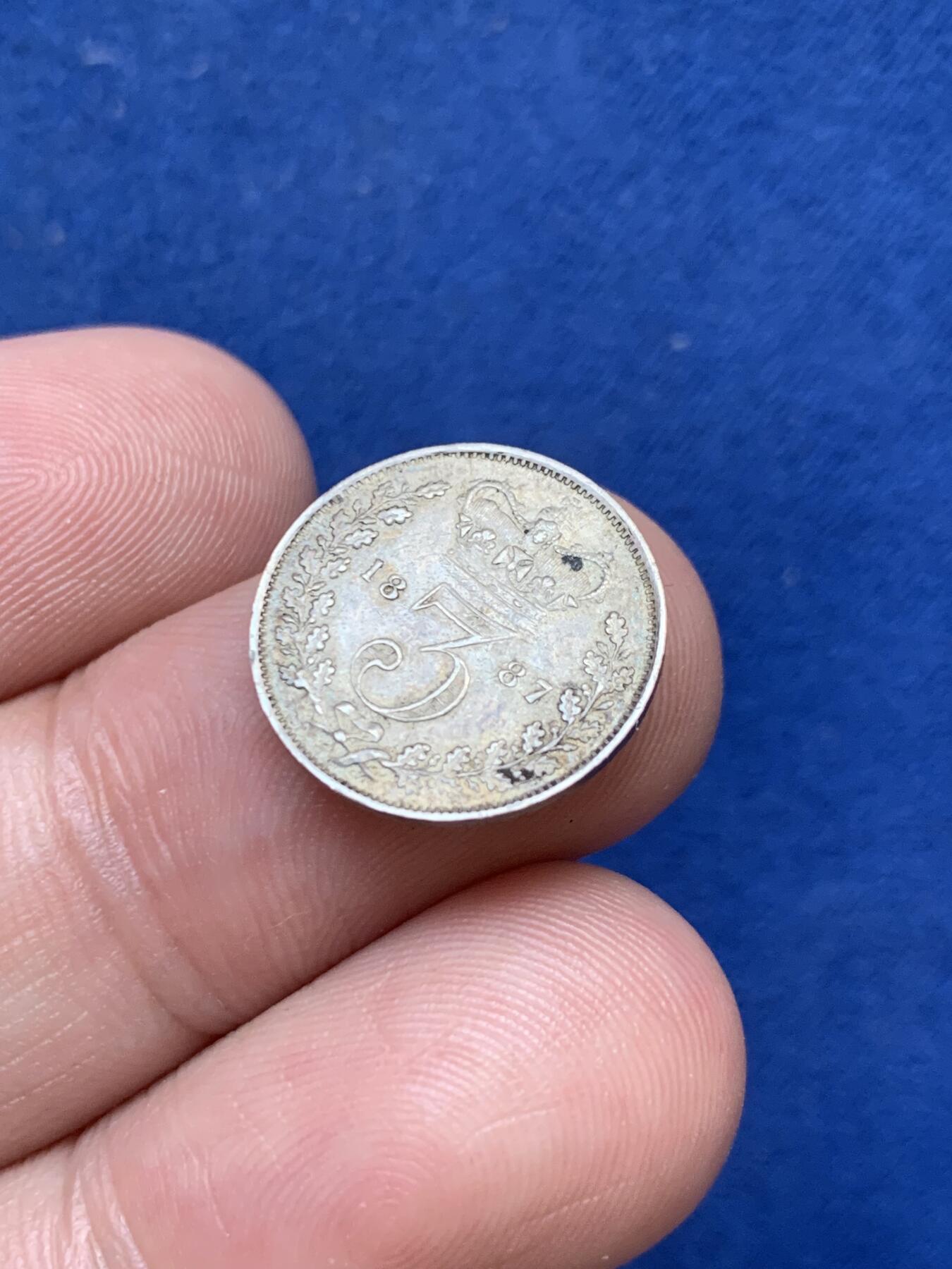 《竞宝斋》第299场- 周日，周一  2场连拍 （全场包邮） 英国1887年 维多利亚女皇三便士银币 稀有青年头  好品原味