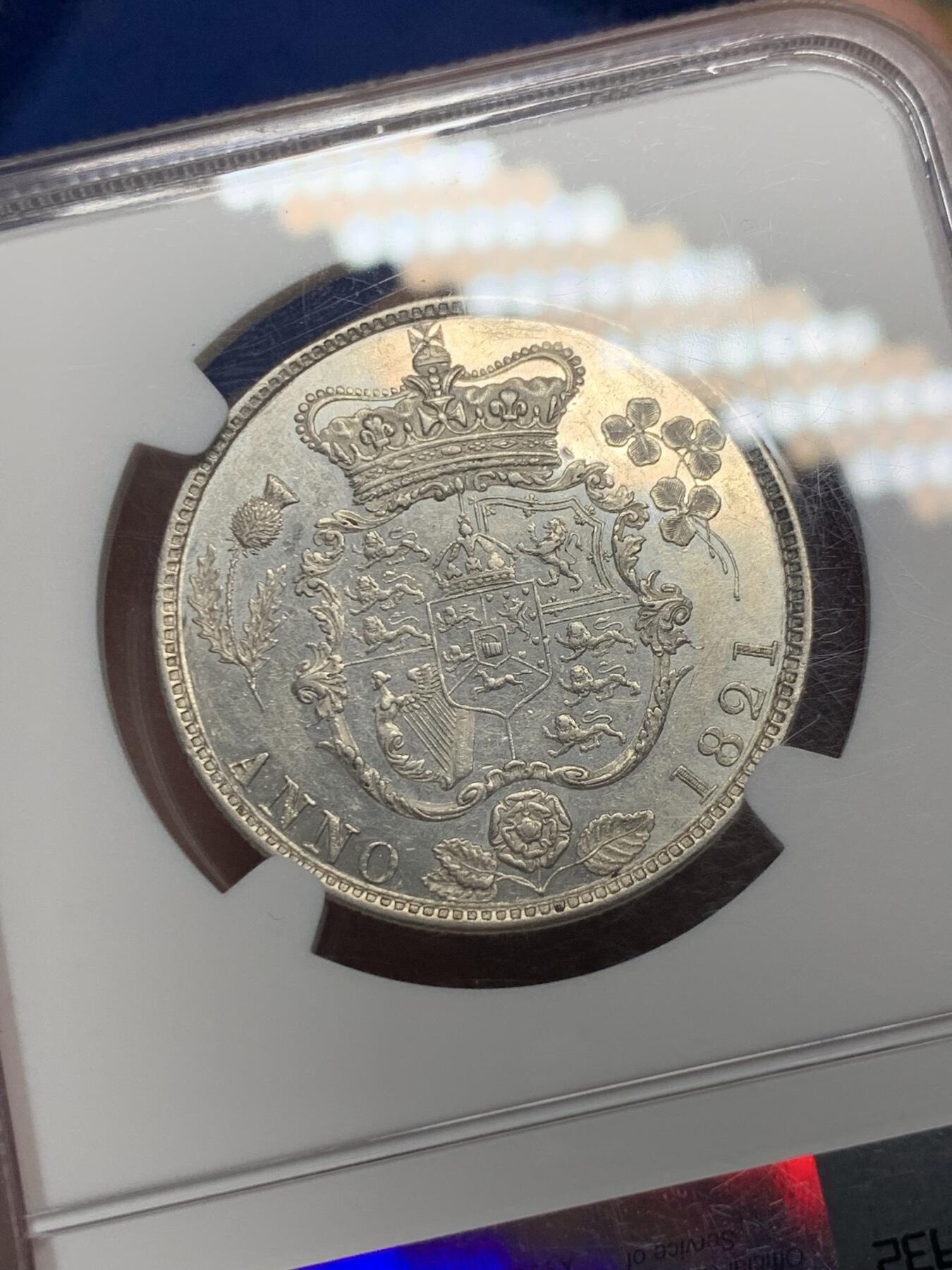 《竞宝斋》第299场- 周日，周一  2场连拍 （全场包邮） NGC AU55 英国1821年乔治四世三花版半克朗 最美半克朗 带淡彩，转光强烈 盒子边小磕