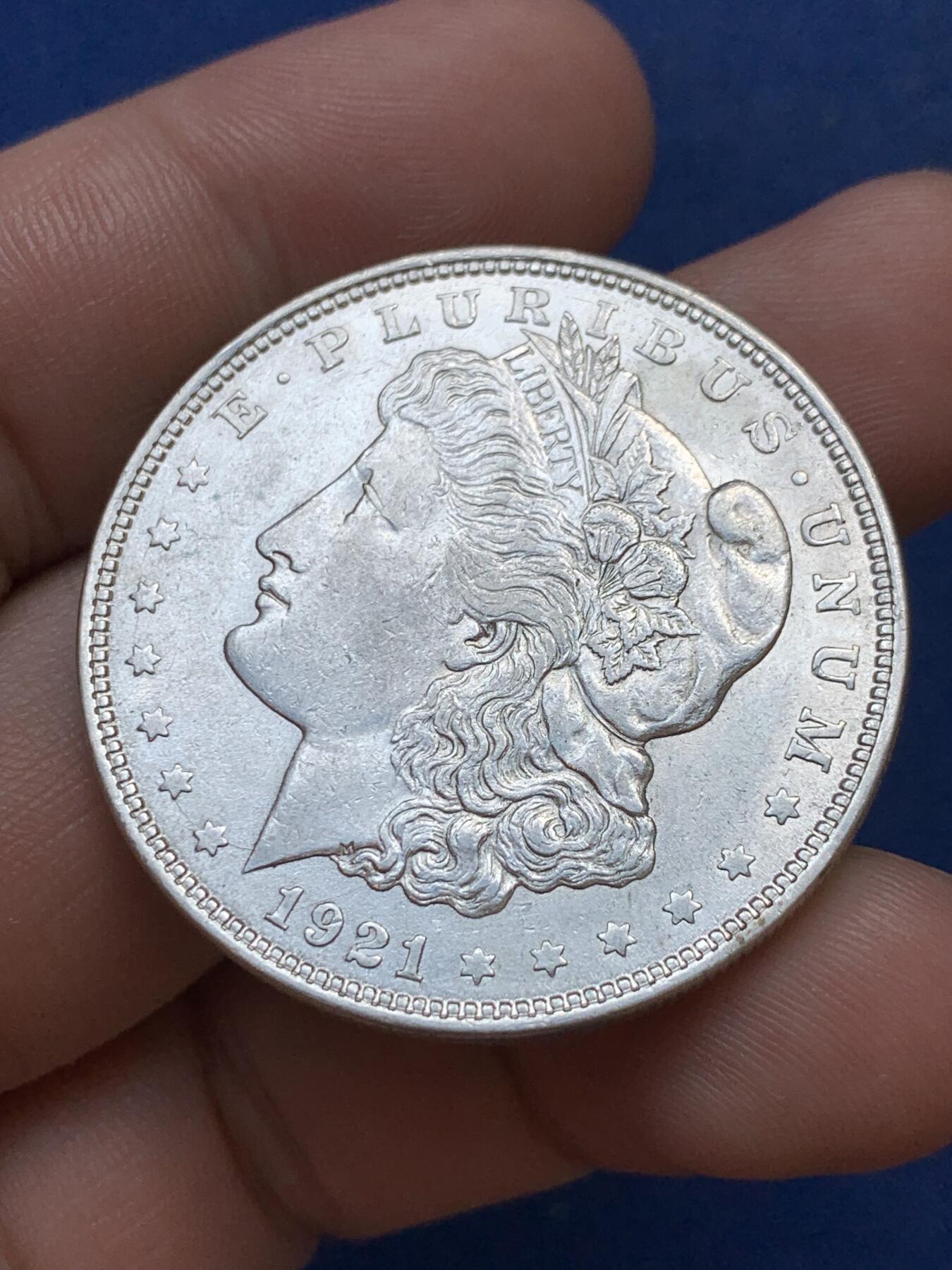 《竞宝斋》第299场- 周日，周一  2场连拍 （全场包邮） 2枚一组 美国摩根银币 一枚1921年通货好品带底光，一枚1881年品弱