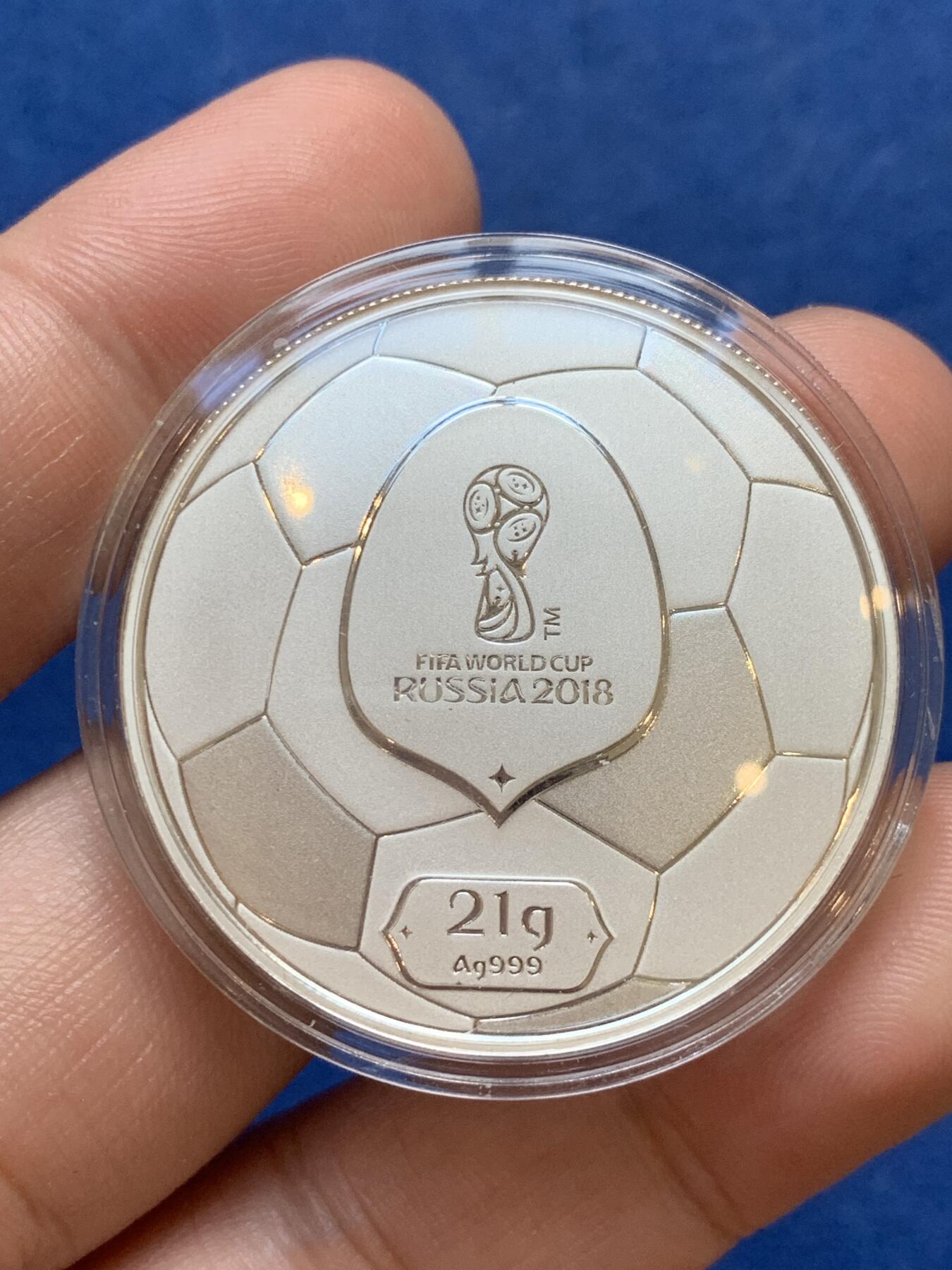 《竞宝斋》第299场- 周日，周一  2场连拍 （全场包邮） 俄罗斯世界杯官方纪念银币，凹面设计。999银21克。品相好。