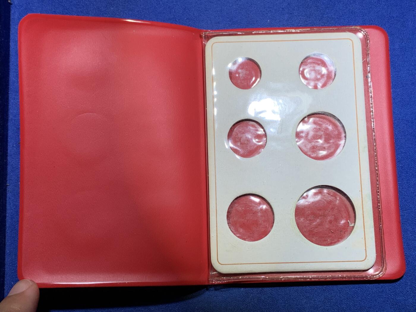 《竞宝斋》第299场- 周日，周一  2场连拍 （全场包邮） 稀少！ 1970马斯喀特阿曼官方MS 这套的亮点不仅在于原装MS 完全没有PVC污染绝对是市面上仅见 之前的藏家一直将币和外包装分装 因此没有PVC残留 评级都能出分 极为不易 每一枚都是MS转光 铜币巧克力色非常漂亮