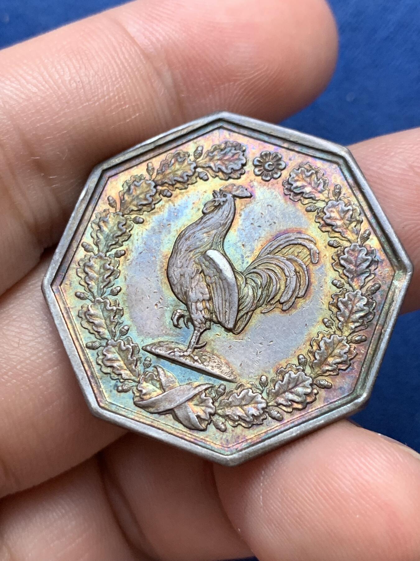 《竞宝斋》第299场- 周日，周一  2场连拍 （全场包邮） 法国1832-1841亚眠地区公证人八角银质代币 15.43g 32mm 早期油灯边铭 油润的五彩包浆显得雄鸡非常漂亮