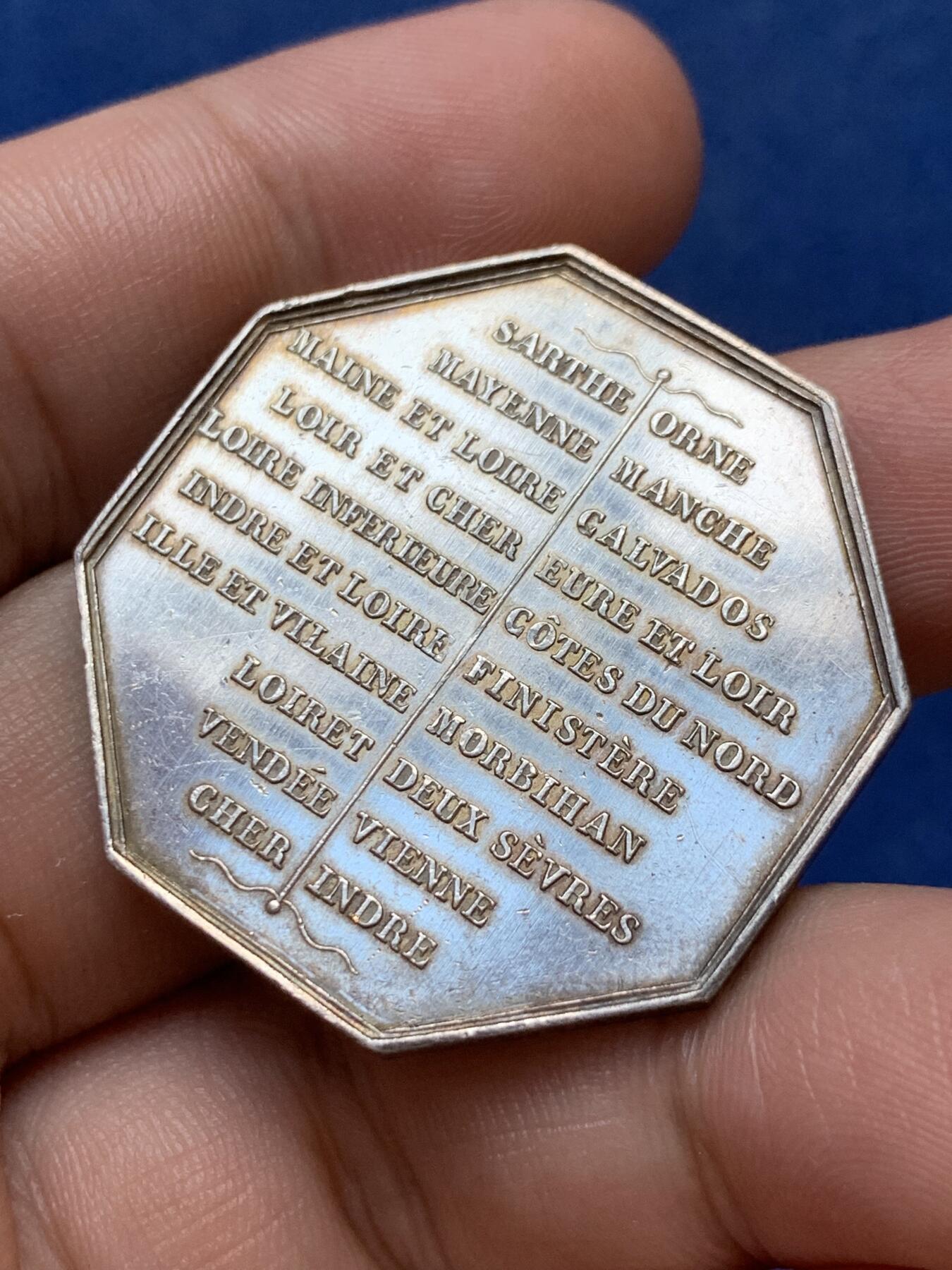 《竞宝斋》第299场- 周日，周一  2场连拍 （全场包邮） 法国勒芒房地产互助保险银质八角代币 35.7mm 19.8g 边铭手指ARGENT银标 极少见