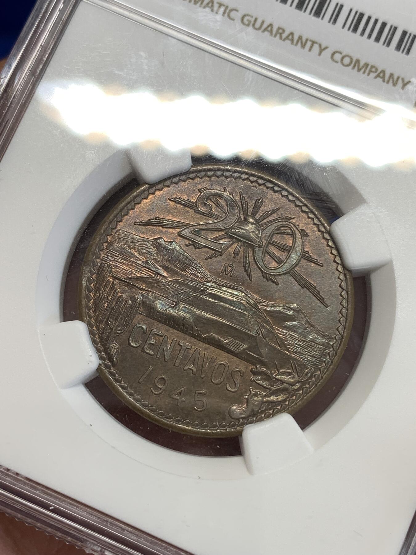 《竞宝斋》第299场- 周日，周一  2场连拍 （全场包邮） NGC MS64BN 1945 墨西哥20分铜币 热门品种 包浆非常漂亮 铜光充沛 正面设计充分体现玛雅文明特色 可藏品相