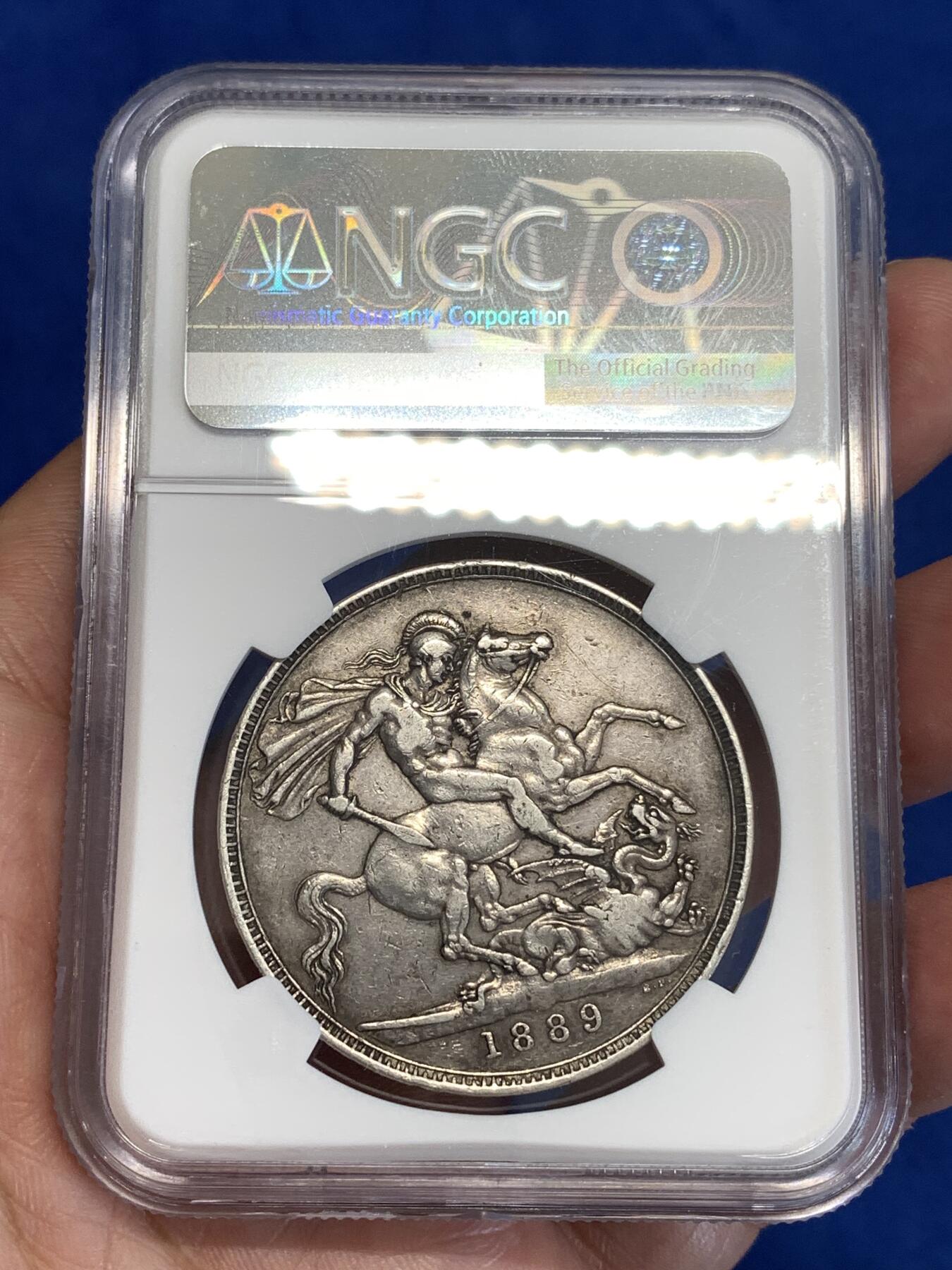 《竞宝斋》第299场- 周日，周一  2场连拍 （全场包邮） NGC XF45 英国1889年维多利亚高冠马剑1克朗大银币，28.2g