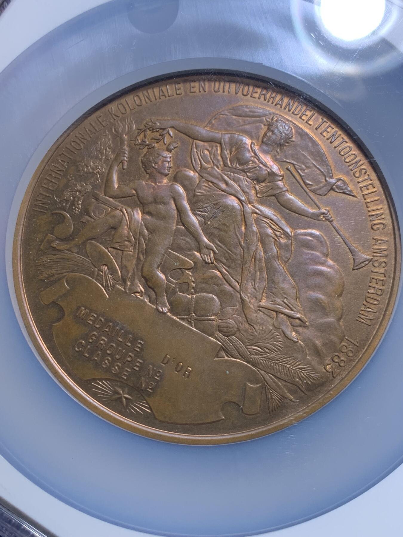 《竞宝斋》第299场- 周日，周一  2场连拍 （全场包邮） NGC MS63BN 荷兰1883年威廉三世博览会超大铜章牌 阿姆斯特丹世界博览会暨国际殖民和出口贸易展览会，正面头像是国王威廉三世，直径69.5mm  加厚盒装