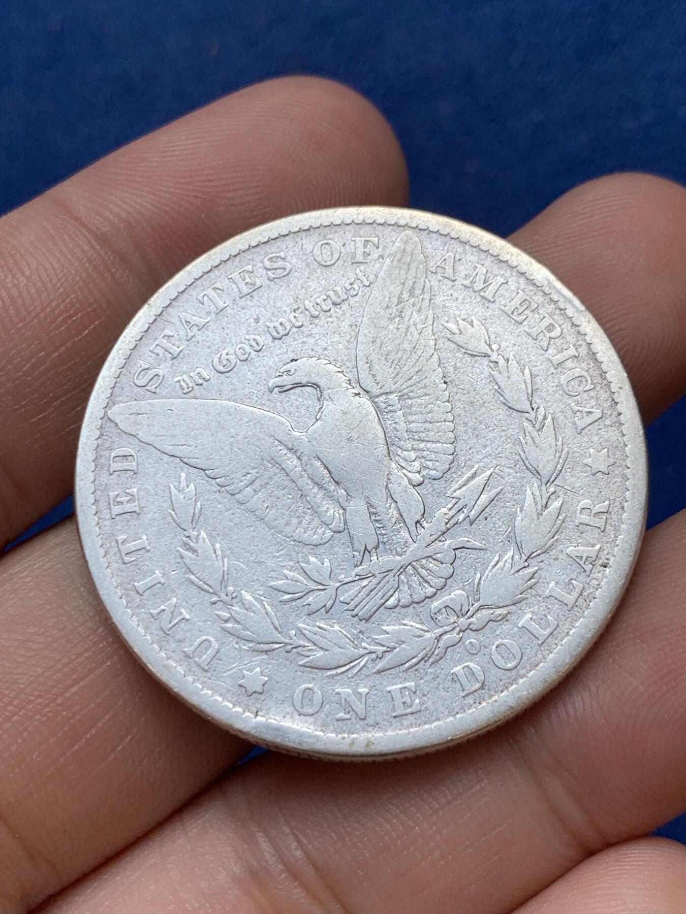 《竞宝斋》第299场- 周日，周一  2场连拍 （全场包邮） 2枚一组 美国摩根银币 一枚1921年通货好品带底光，一枚1881年品弱