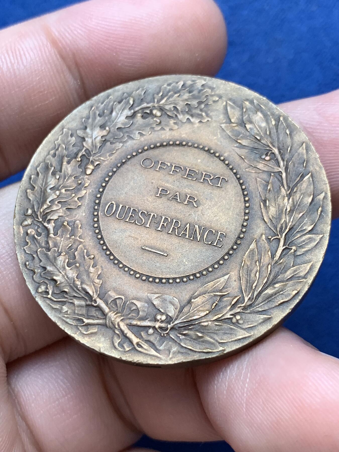 《竞宝斋》第299场- 周日，周一  2场连拍 （全场包邮） 法国铜章 几只鸡刻画精美 40.7mm 30.3克