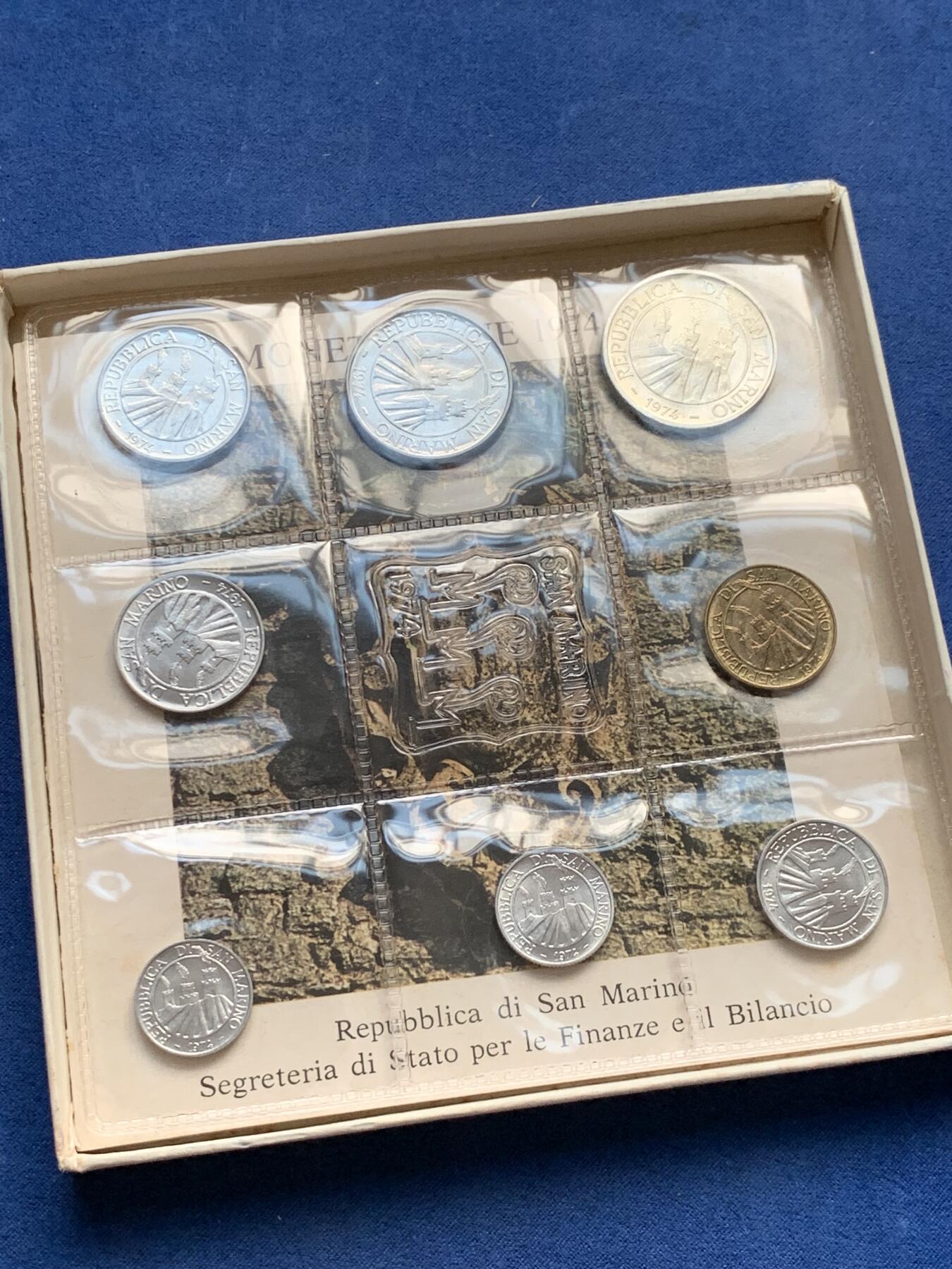 《竞宝斋》第299场- 周日，周一  2场连拍 （全场包邮） 圣马力诺1974套币 含一枚500里拉银币 原盒证