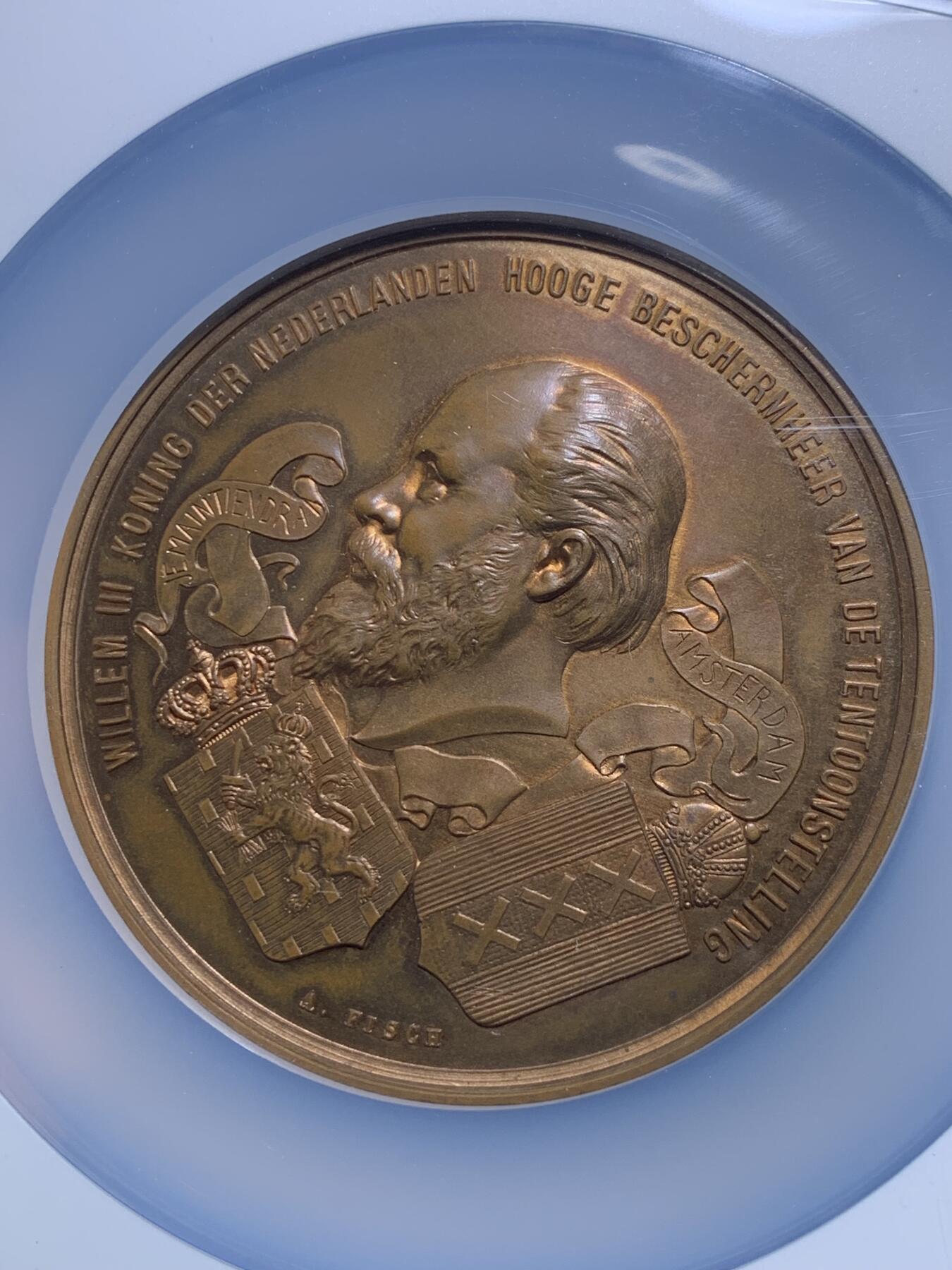 《竞宝斋》第299场- 周日，周一  2场连拍 （全场包邮） NGC MS63BN 荷兰1883年威廉三世博览会超大铜章牌 阿姆斯特丹世界博览会暨国际殖民和出口贸易展览会，正面头像是国王威廉三世，直径69.5mm  加厚盒装