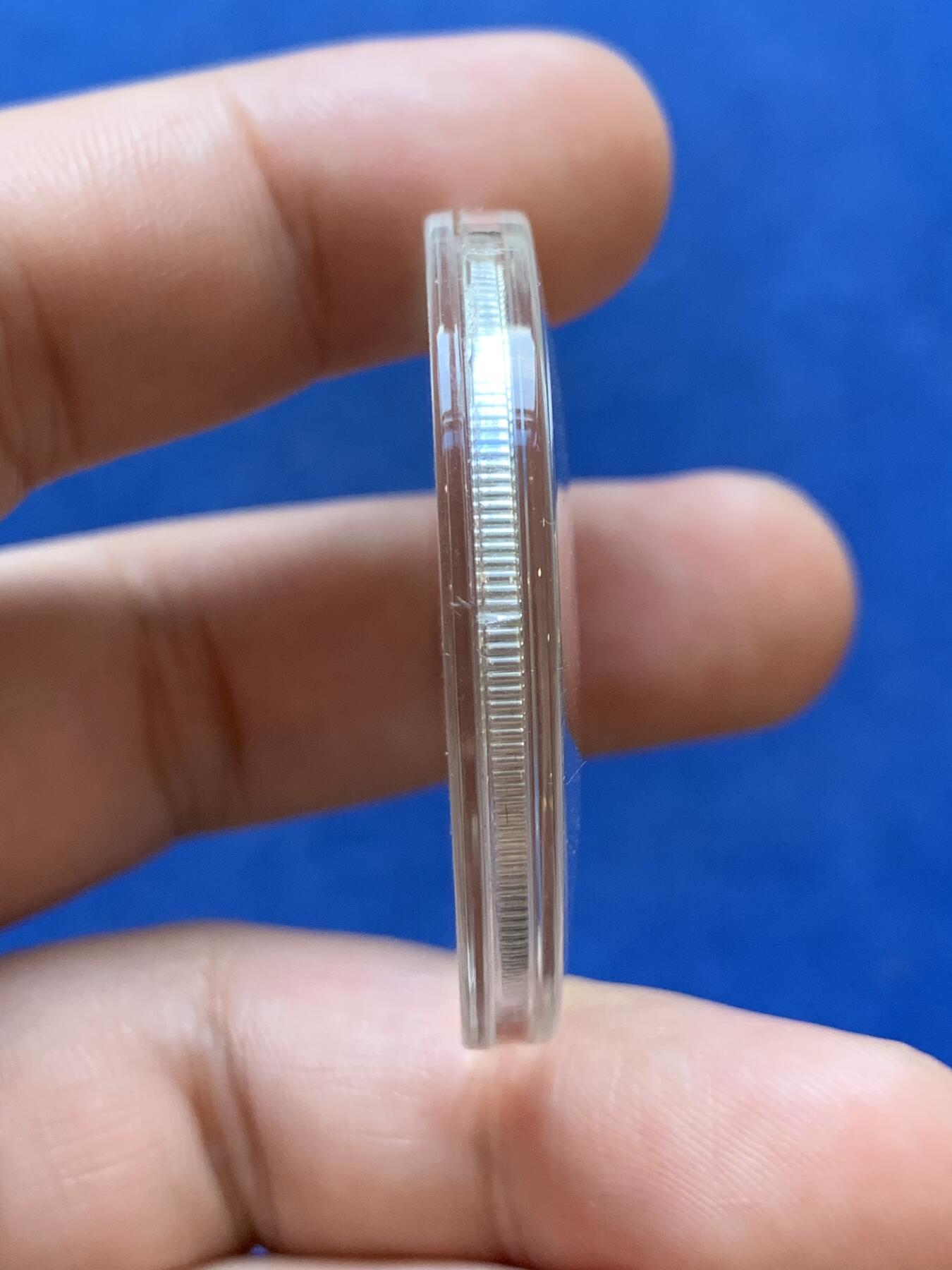 《竞宝斋》第299场- 周日，周一  2场连拍 （全场包邮） 俄罗斯世界杯官方纪念银币，凹面设计。999银21克。品相好。