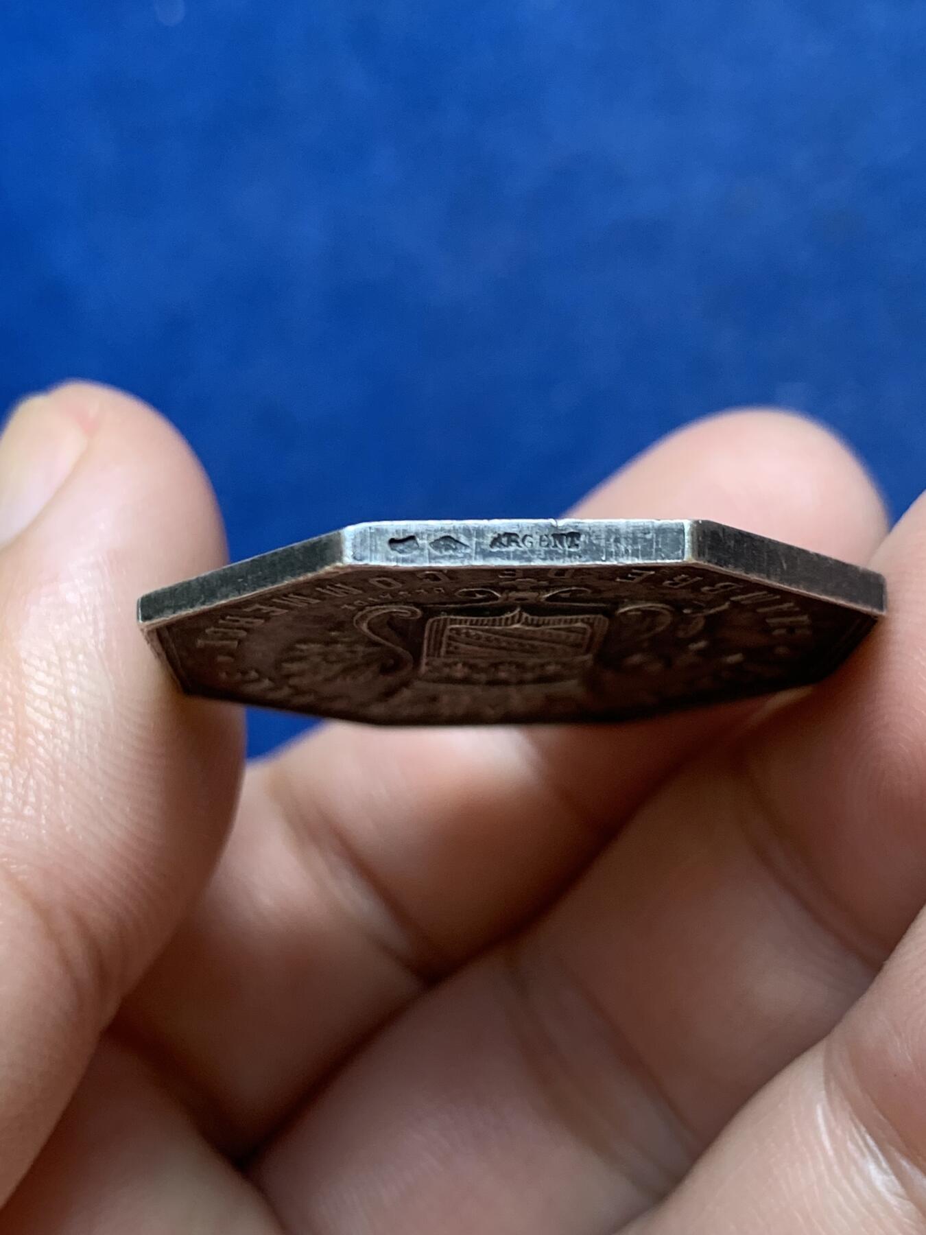 《竞宝斋》第299场- 周日，周一  2场连拍 （全场包邮） 法国贸易有限公司八角银质代币 直径32.9mm 重14.5克 野猪边铭