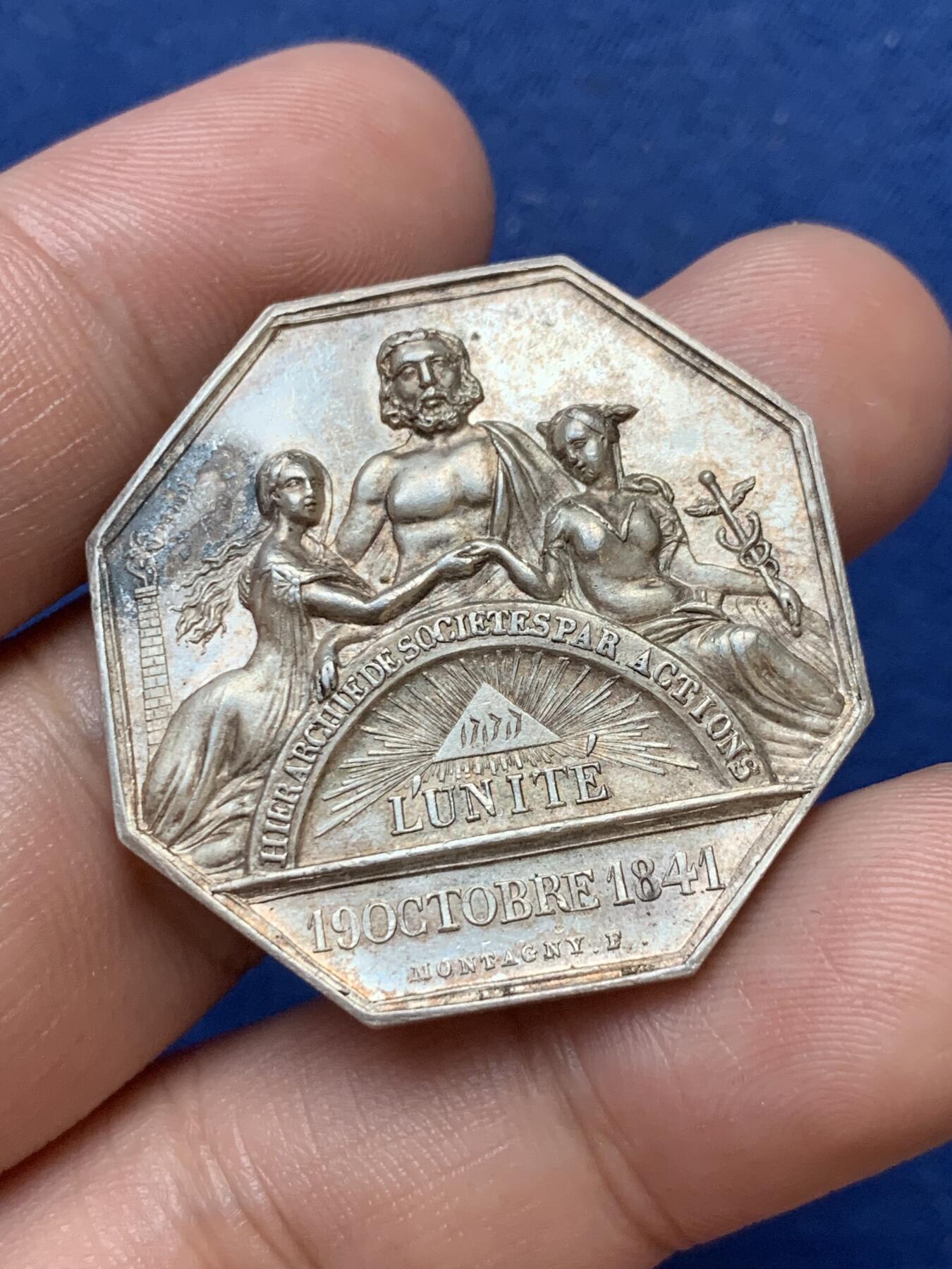 《竞宝斋》第299场- 周日，周一  2场连拍 （全场包邮） 法国保险信用联盟八角银质代币 女性形象的墨丘利，高浮雕，18.09g，34.3mm，手指边铭