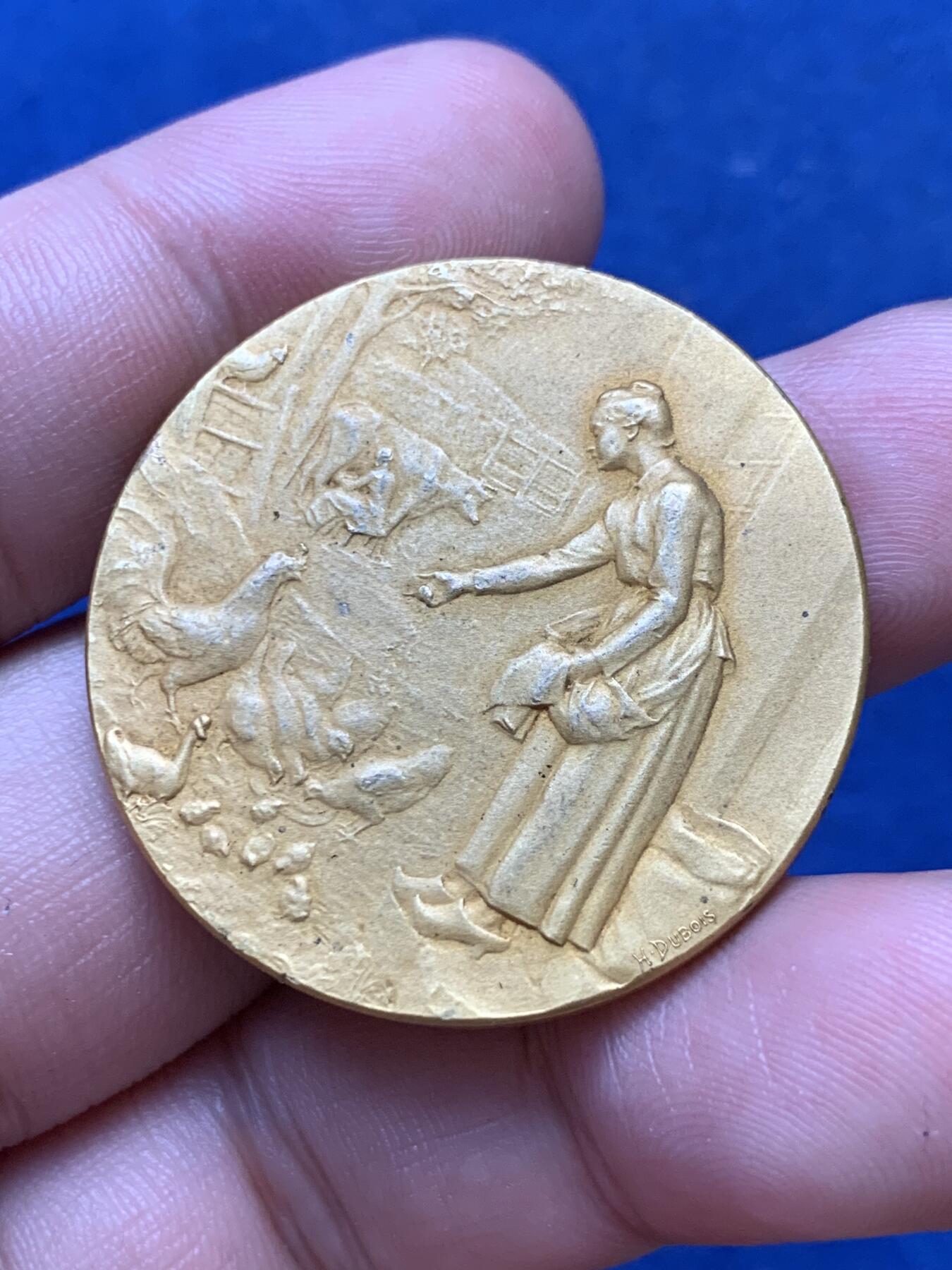 《竞宝斋》第299场- 周日，周一  2场连拍 （全场包邮） 法国农业题材铜章 作者DUBOIS 鸡、鸭、奶牛、果树、栅栏、人物等细节丰富，层次分明 25.1克 36.4mm