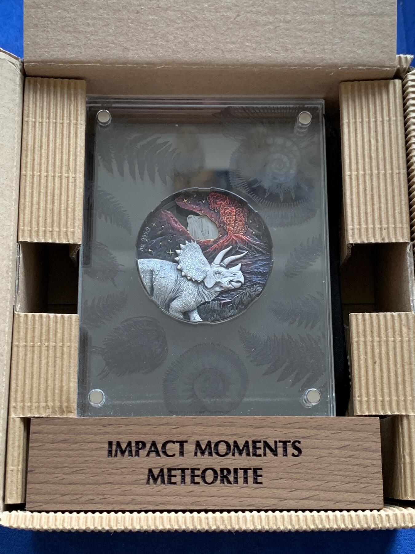 《竞宝斋》第299场- 周日，周一  2场连拍 （全场包邮） 纽埃2021冲击时刻恐龙灭绝陨石银币，由2盎司9999银和45亿年前Muonionalusta陨石制作，精致高浮雕与Numizzmi 合作打造。全球777枚，带原盒证书和原装亚克力展示盒，原价3200 稀缺品种 整套保存的非常好