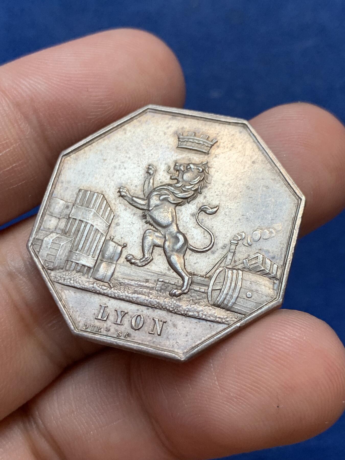 《竞宝斋》第299场- 周日，周一  2场连拍 （全场包邮） 里昂船运公司八角银质代币 手指边铭 直径31.5克 重13.2克