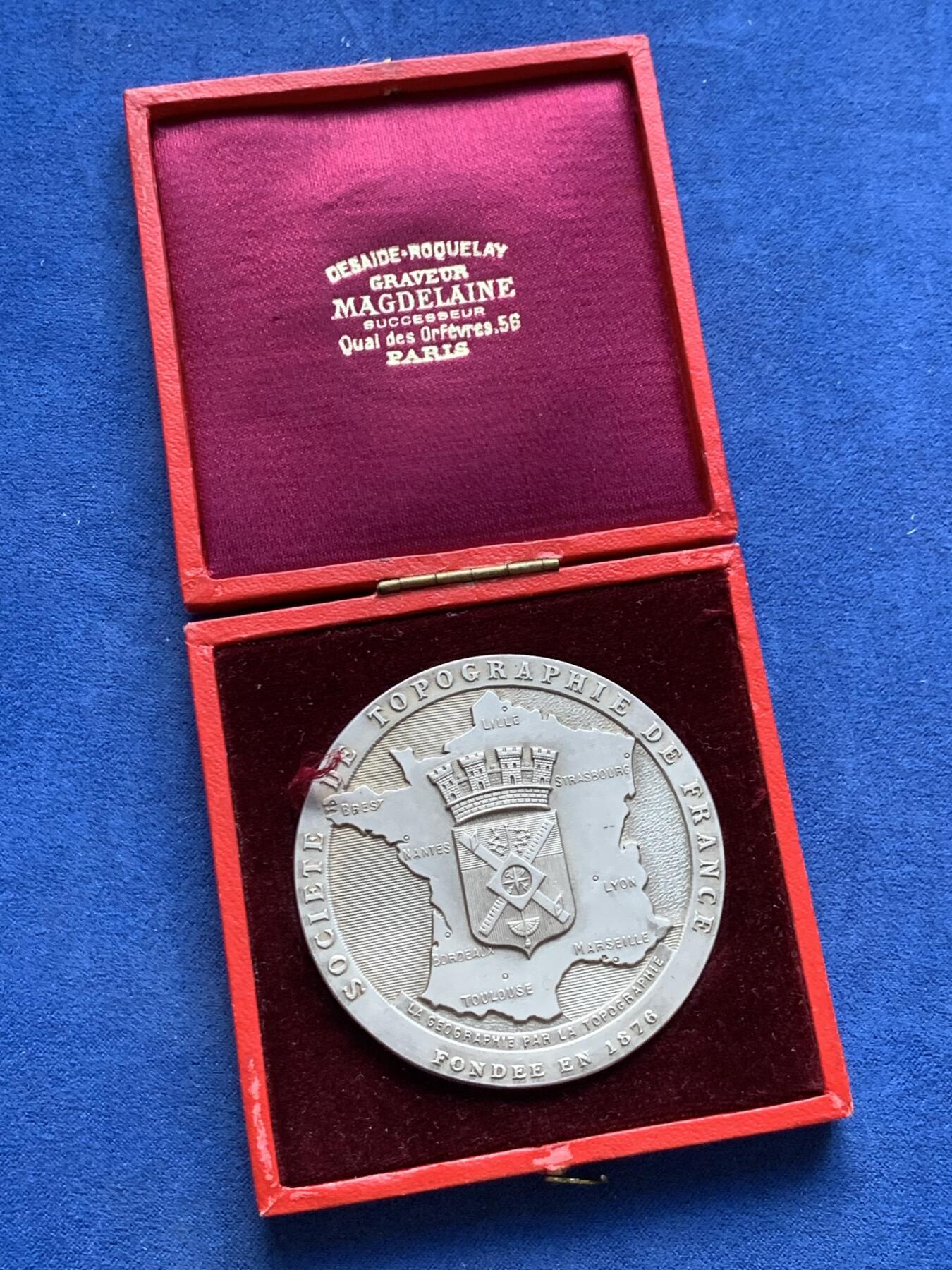 《竞宝斋》第299场- 周日，周一  2场连拍 （全场包邮） 1939年第三共和国银章，带盒，直径60mm，重111.81克