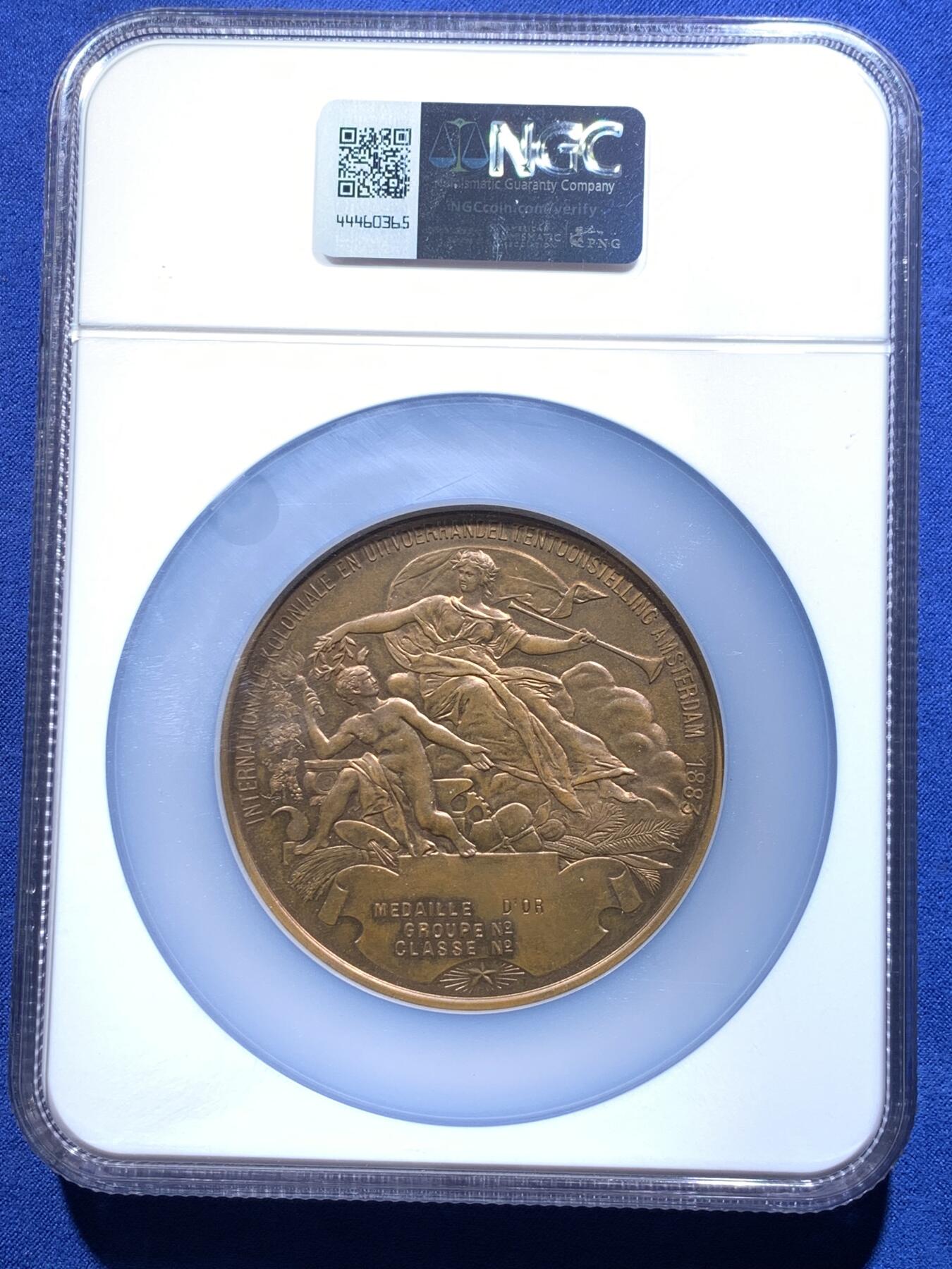 《竞宝斋》第299场- 周日，周一  2场连拍 （全场包邮） NGC MS63BN 荷兰1883年威廉三世博览会超大铜章牌 阿姆斯特丹世界博览会暨国际殖民和出口贸易展览会，正面头像是国王威廉三世，直径69.5mm  加厚盒装