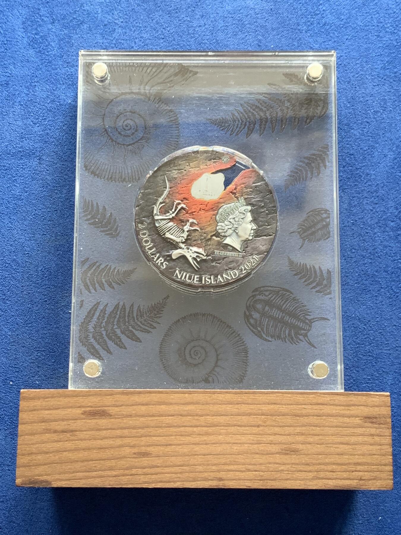 《竞宝斋》第299场- 周日，周一  2场连拍 （全场包邮） 纽埃2021冲击时刻恐龙灭绝陨石银币，由2盎司9999银和45亿年前Muonionalusta陨石制作，精致高浮雕与Numizzmi 合作打造。全球777枚，带原盒证书和原装亚克力展示盒，原价3200 稀缺品种 整套保存的非常好