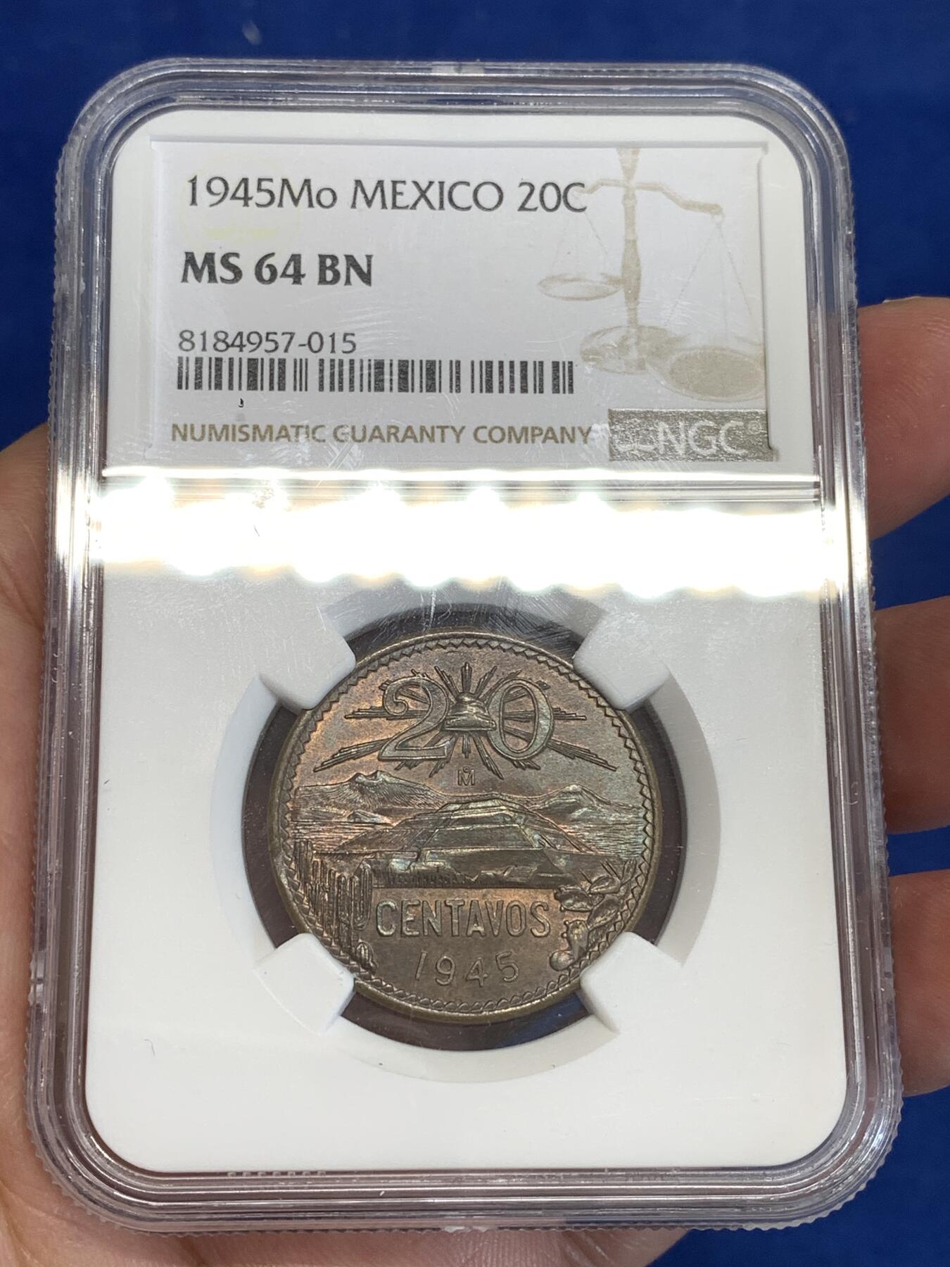 《竞宝斋》第299场- 周日，周一  2场连拍 （全场包邮） NGC MS64BN 1945 墨西哥20分铜币 热门品种 包浆非常漂亮 铜光充沛 正面设计充分体现玛雅文明特色 可藏品相