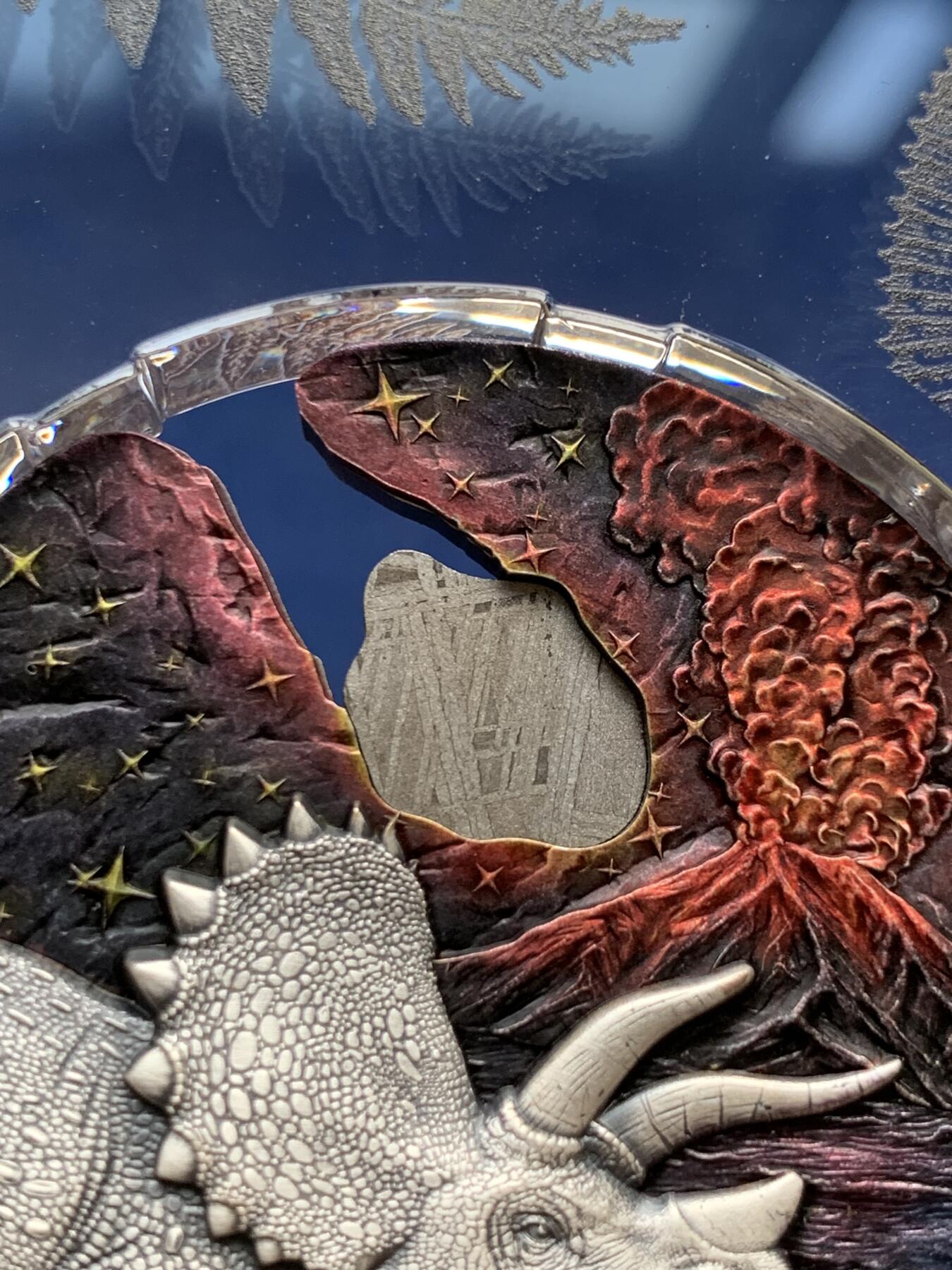 《竞宝斋》第299场- 周日，周一  2场连拍 （全场包邮） 纽埃2021冲击时刻恐龙灭绝陨石银币，由2盎司9999银和45亿年前Muonionalusta陨石制作，精致高浮雕与Numizzmi 合作打造。全球777枚，带原盒证书和原装亚克力展示盒，原价3200 稀缺品种 整套保存的非常好