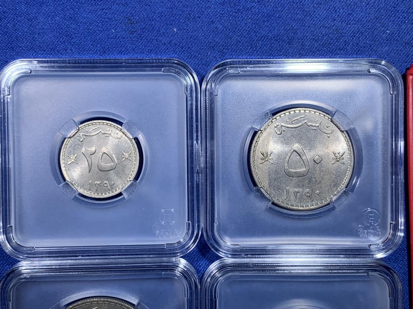《竞宝斋》第299场- 周日，周一  2场连拍 （全场包邮） 稀少！ 1970马斯喀特阿曼官方MS 这套的亮点不仅在于原装MS 完全没有PVC污染绝对是市面上仅见 之前的藏家一直将币和外包装分装 因此没有PVC残留 评级都能出分 极为不易 每一枚都是MS转光 铜币巧克力色非常漂亮
