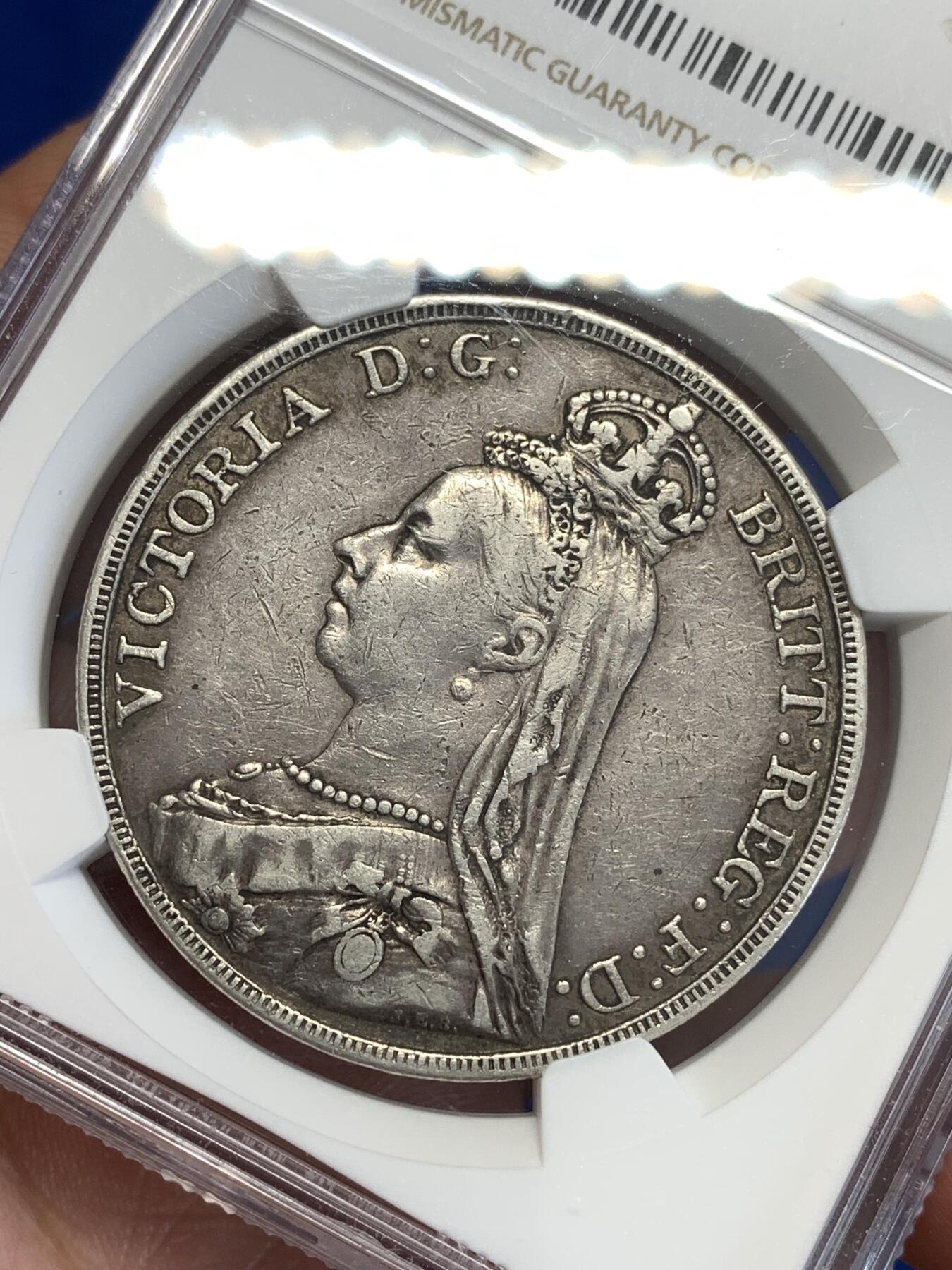 《竞宝斋》第299场- 周日，周一  2场连拍 （全场包邮） NGC XF45 英国1889年维多利亚高冠马剑1克朗大银币，28.2g