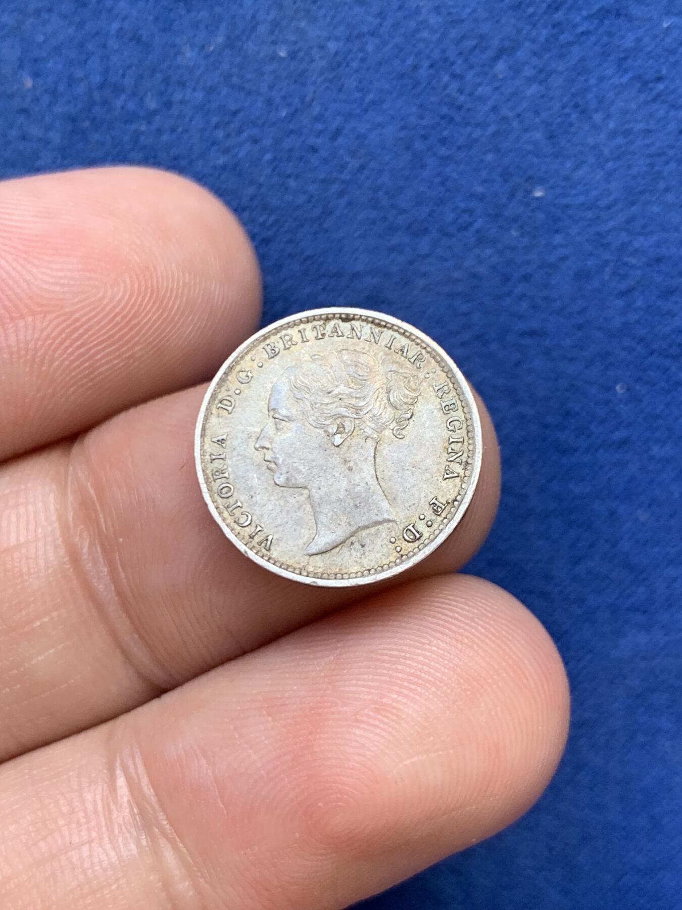 《竞宝斋》第299场- 周日，周一  2场连拍 （全场包邮） 英国1887年 维多利亚女皇三便士银币 稀有青年头  好品原味