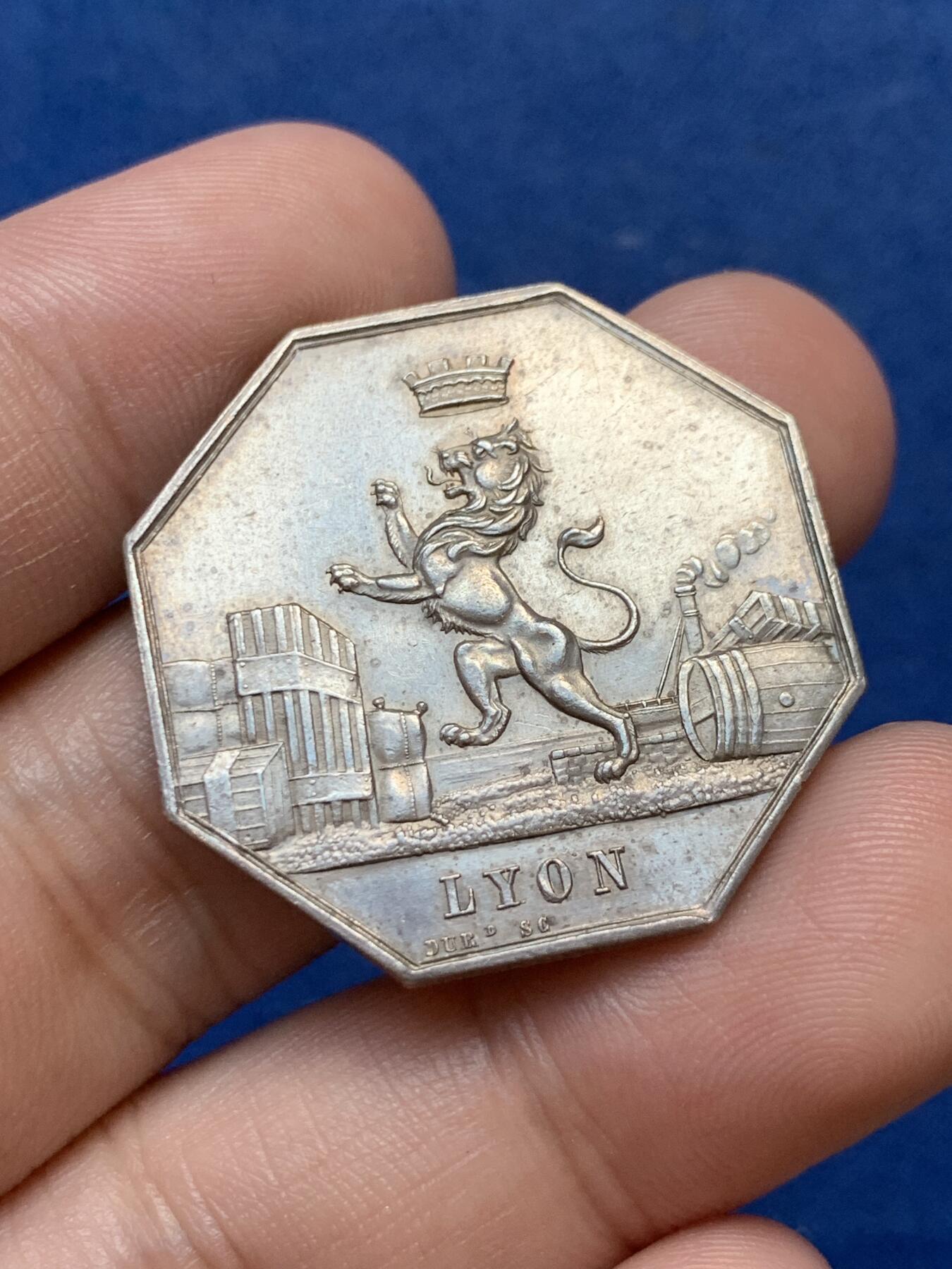 《竞宝斋》第299场- 周日，周一  2场连拍 （全场包邮） 里昂船运公司八角银质代币 手指边铭 直径31.5克 重13.2克