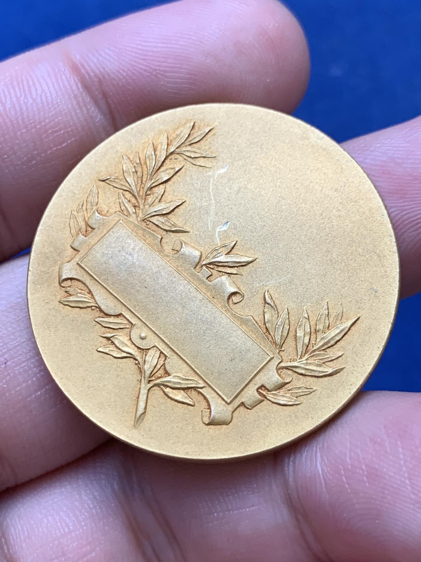 《竞宝斋》第299场- 周日，周一  2场连拍 （全场包邮） 法国农业题材铜章 作者DUBOIS 鸡、鸭、奶牛、果树、栅栏、人物等细节丰富，层次分明 25.1克 36.4mm