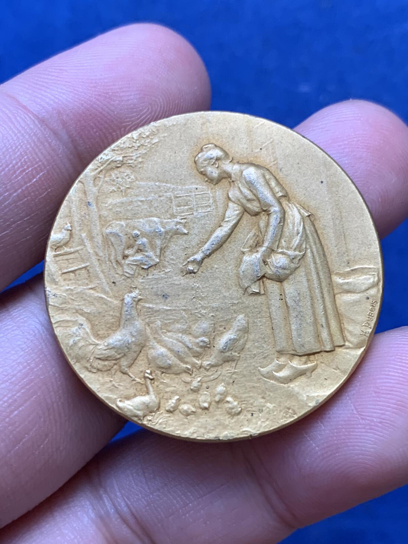 《竞宝斋》第299场- 周日，周一  2场连拍 （全场包邮） 法国农业题材铜章 作者DUBOIS 鸡、鸭、奶牛、果树、栅栏、人物等细节丰富，层次分明 25.1克 36.4mm