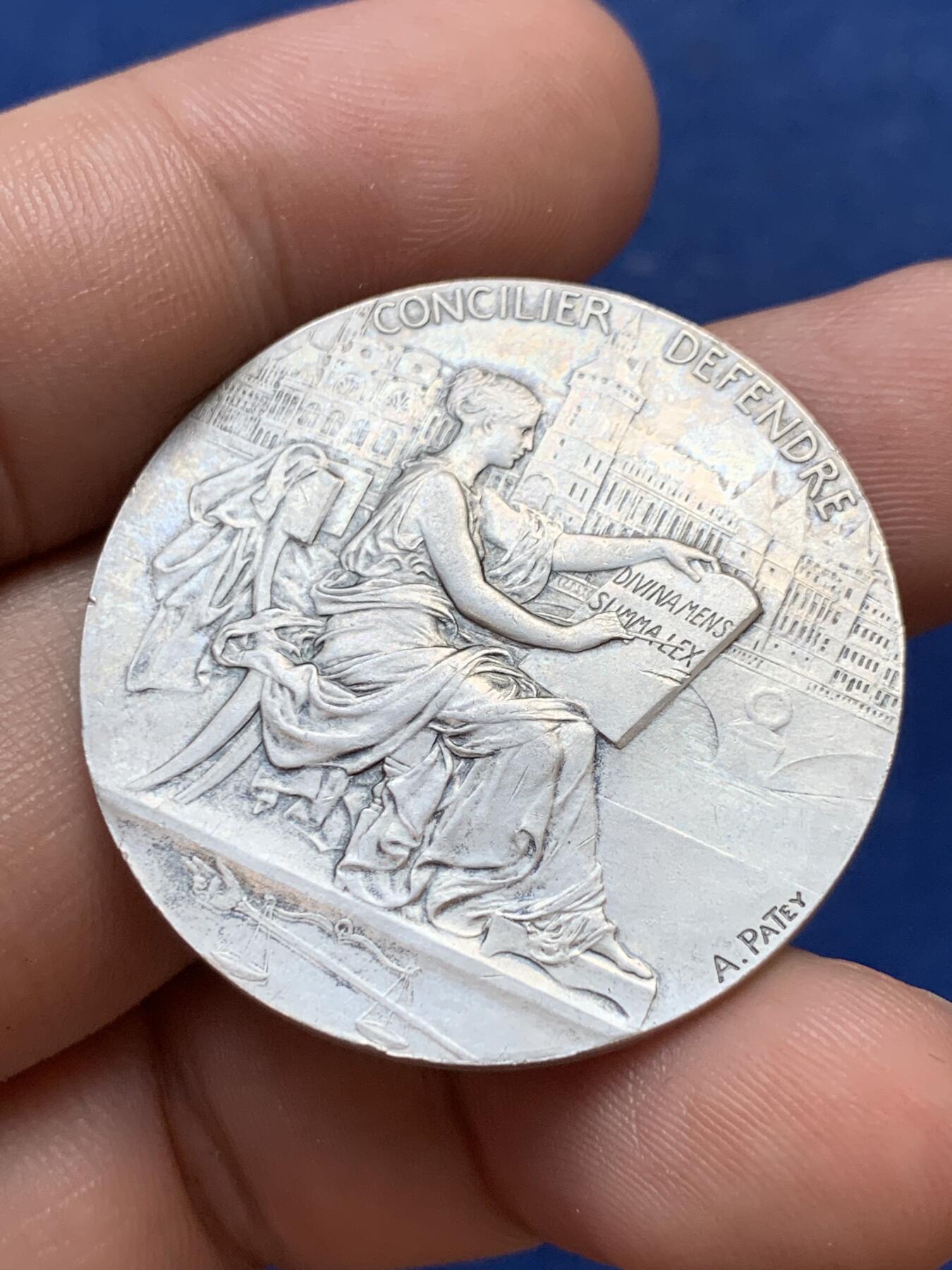 《竞宝斋》第299场- 周日，周一  2场连拍 （全场包邮） 法国巴黎法院法律女神银章银质代币 作者PATEY 36.3mm 19.2克 银标