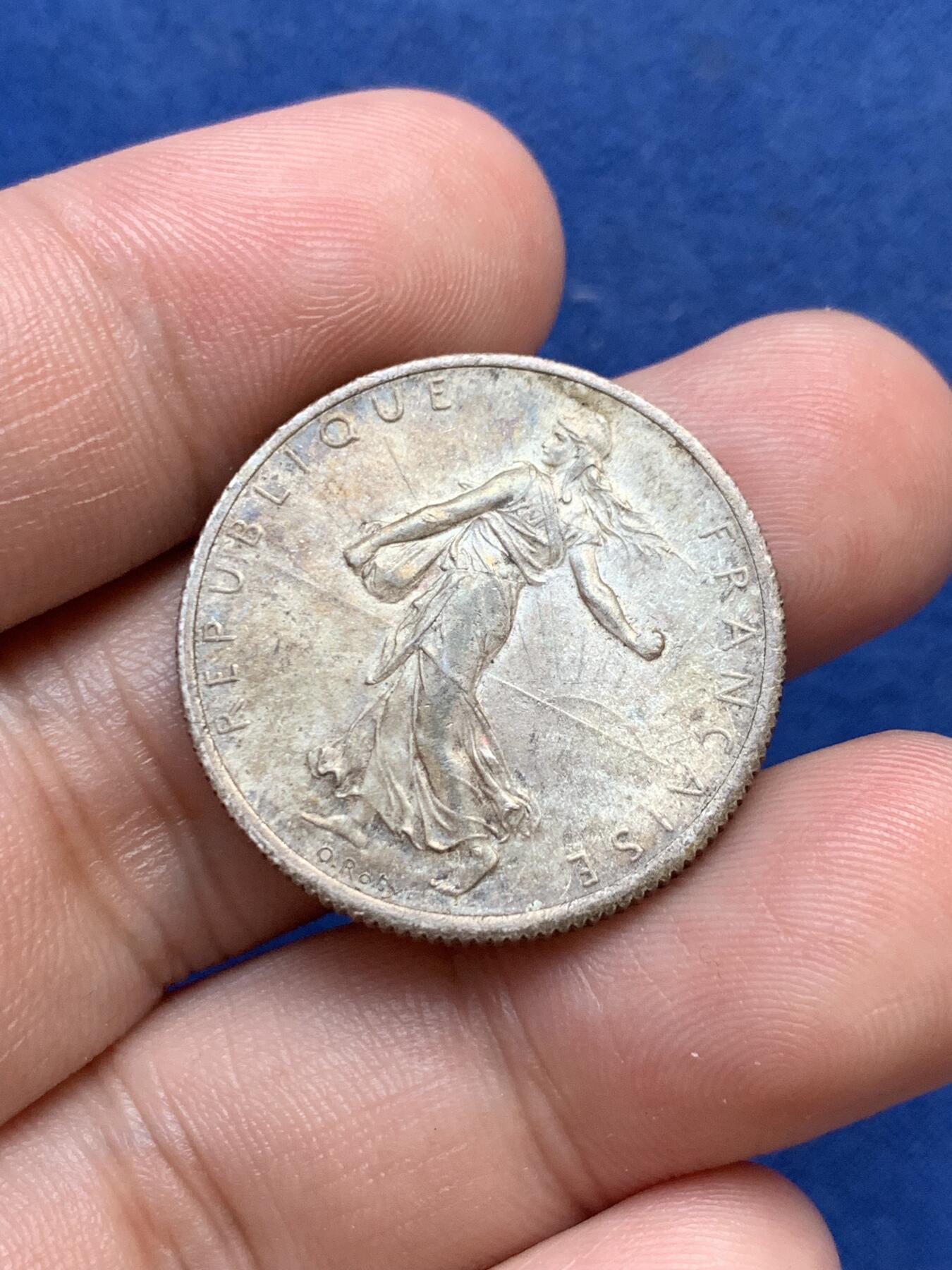 《竞宝斋》第299场- 周日，周一  2场连拍 （全场包邮） 法国 1917 2法郎银币  早期品粽 深五彩包浆 很不错