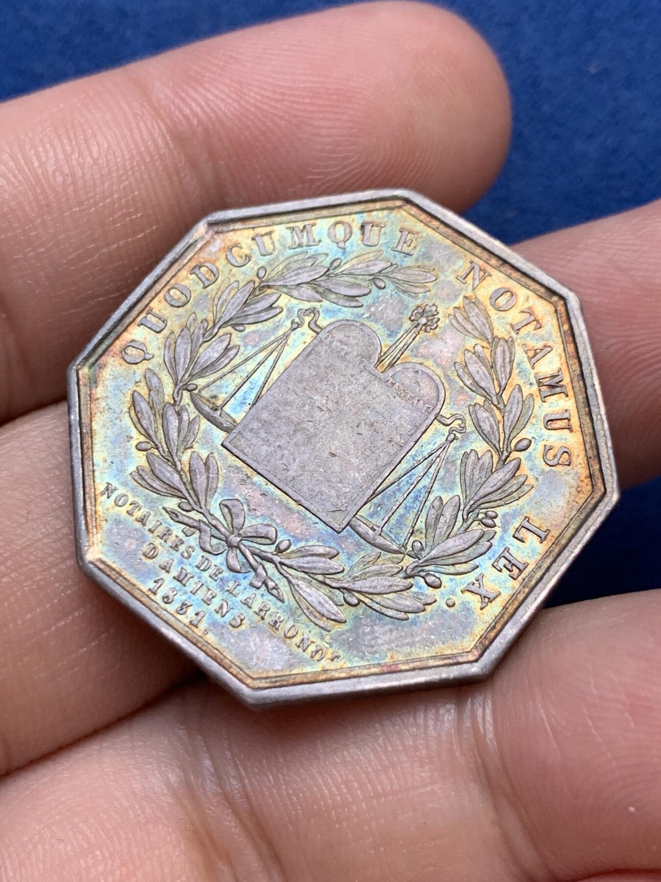 《竞宝斋》第299场- 周日，周一  2场连拍 （全场包邮） 法国1832-1841亚眠地区公证人八角银质代币 15.43g 32mm 早期油灯边铭 油润的五彩包浆显得雄鸡非常漂亮