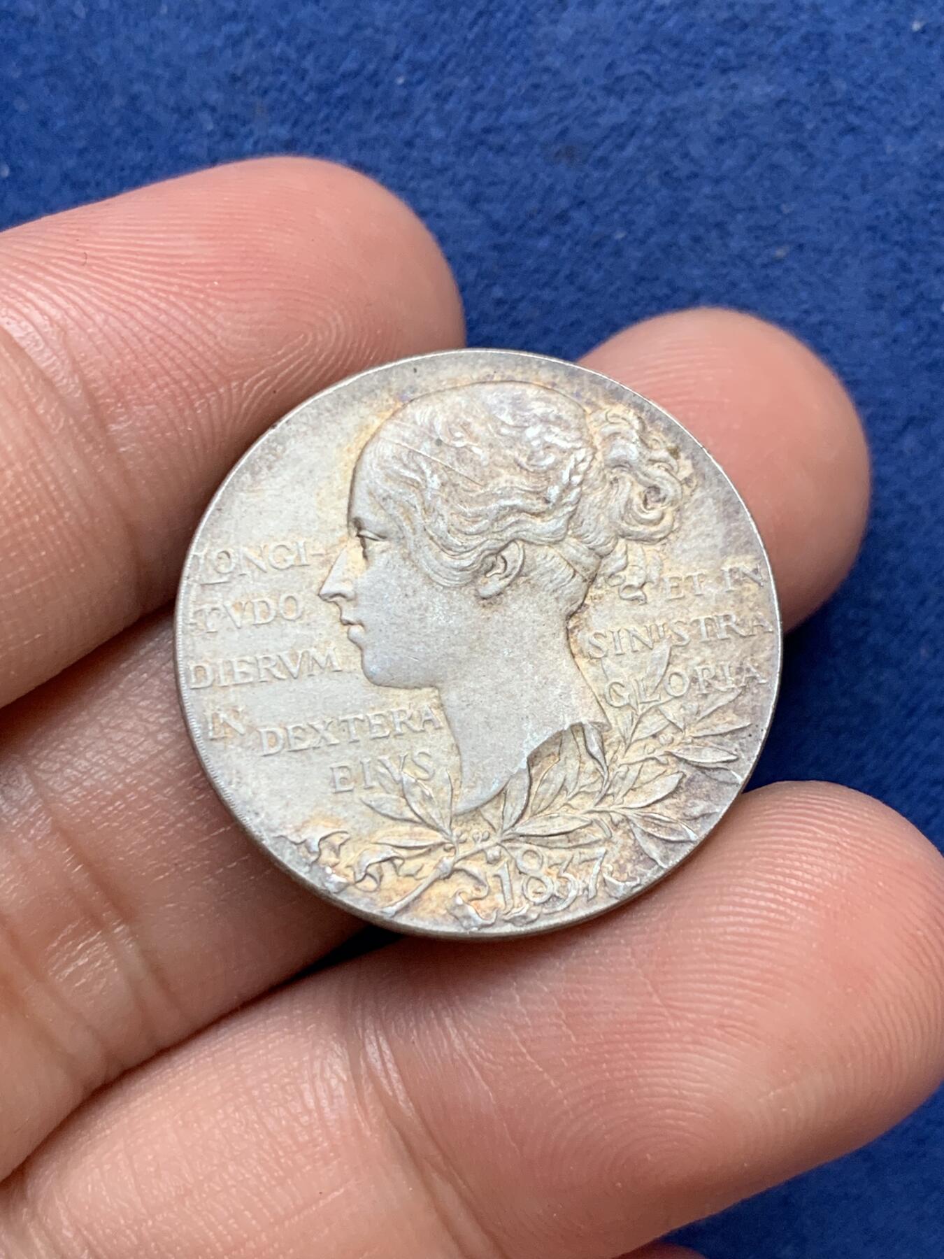 《竞宝斋》第299场- 周日，周一  2场连拍 （全场包邮） 英国 1897年  维多利亚女王 登基60周年 纪念银章 五彩包浆 保存的非常好 UNC状态 25.7mm 细节见图