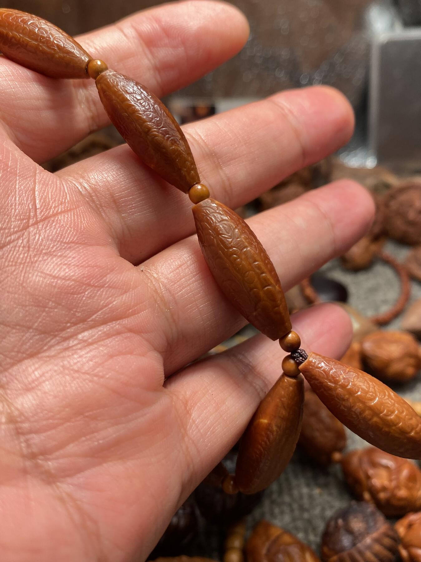苏工核雕放漏价  苏工核雕铁核细长柳叶回纹珠，与众不同的硬货老籽，美不胜收，自然光，尺寸1。0x2.6喜欢的来