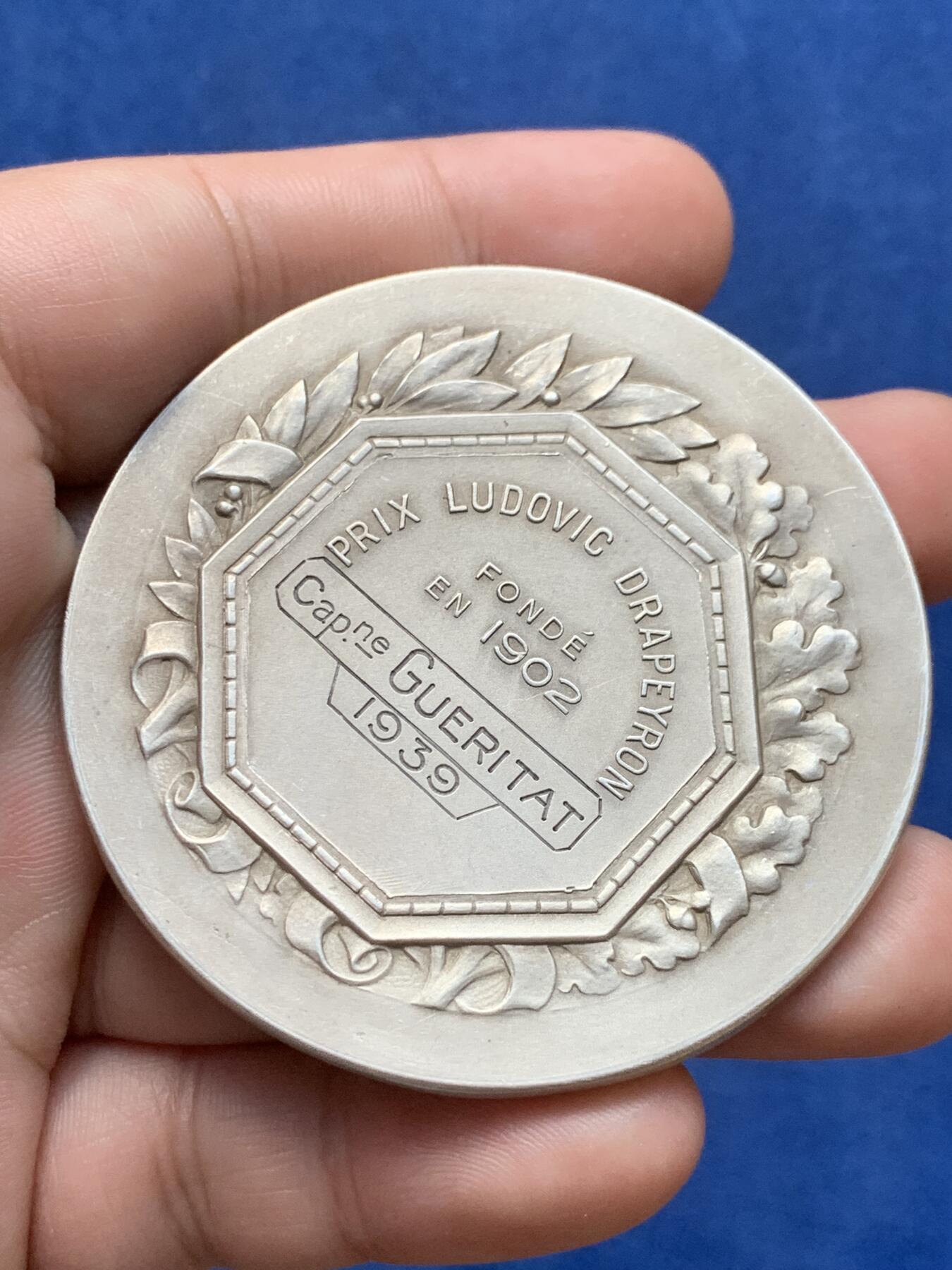 《竞宝斋》第299场- 周日，周一  2场连拍 （全场包邮） 1939年第三共和国银章，带盒，直径60mm，重111.81克