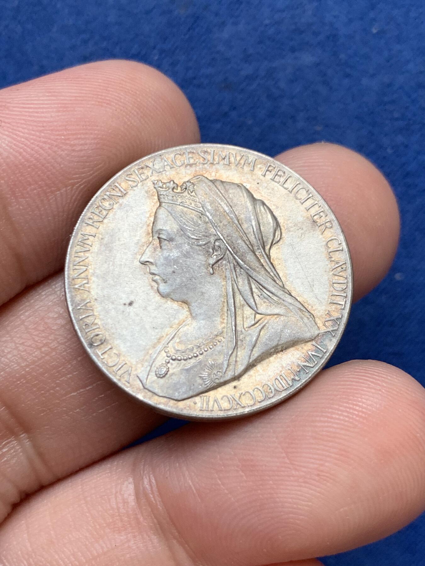 《竞宝斋》第299场- 周日，周一  2场连拍 （全场包邮） 英国 1897年  维多利亚女王 登基60周年 纪念银章 五彩包浆 保存的非常好 UNC状态 25.7mm 细节见图