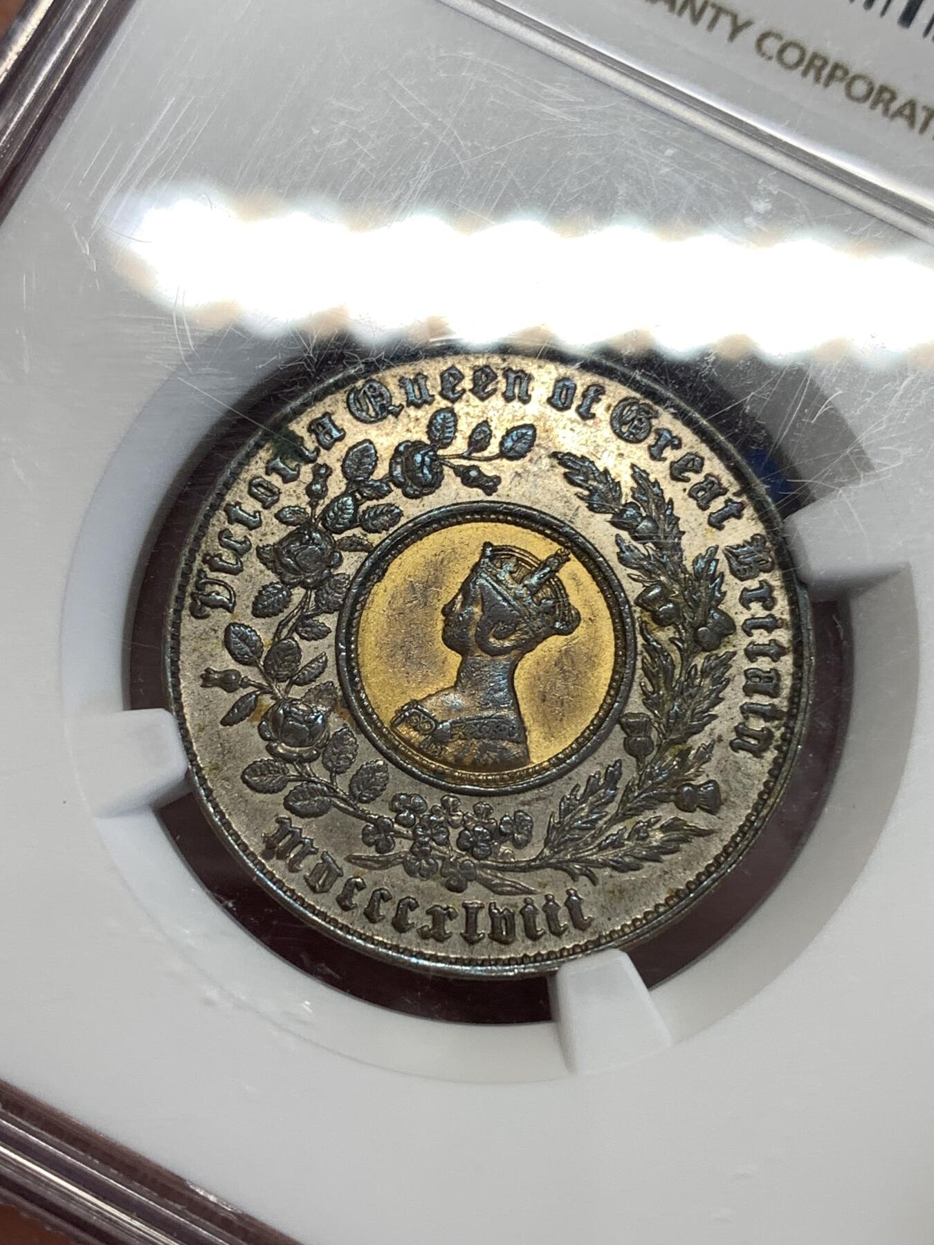 《竞宝斋》第299场- 周日，周一  2场连拍 （全场包邮） NGC AU55 严评 英国 1848年 维多利亚女王双色克朗  转光明显 难得状态 表层脆弱难得较为完好