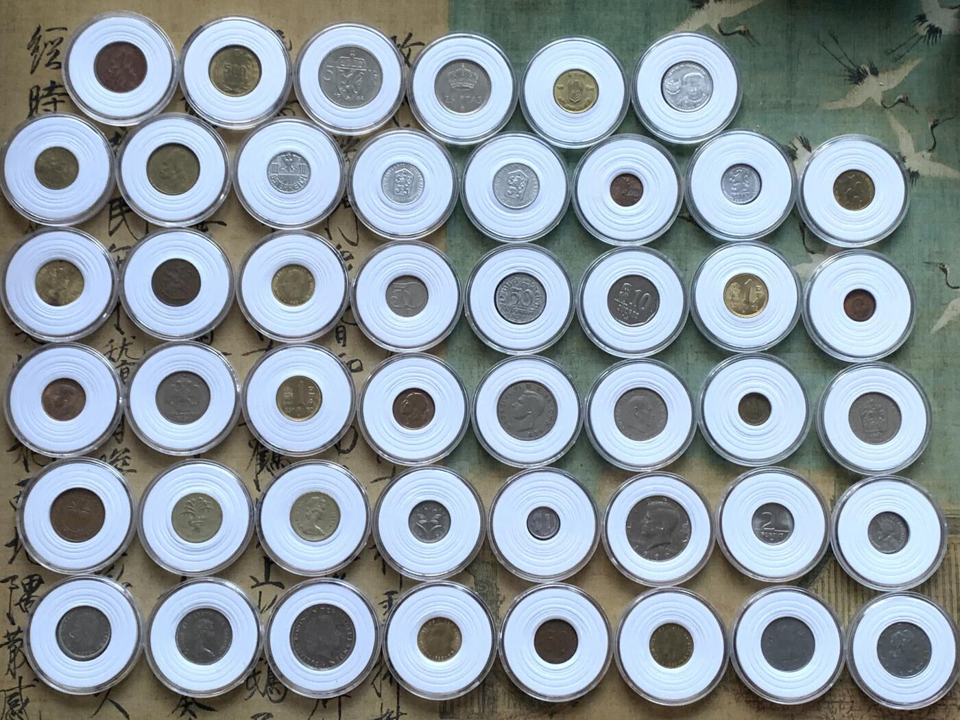《竞宝斋》第299场- 周日，周一  2场连拍 （全场包邮） 46枚一组 散币 英国法国意大利美国苏联等国硬币， 带小圆盒 细节见图
