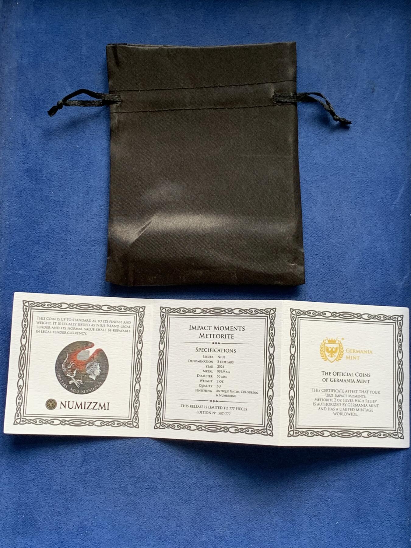 《竞宝斋》第299场- 周日，周一  2场连拍 （全场包邮） 纽埃2021冲击时刻恐龙灭绝陨石银币，由2盎司9999银和45亿年前Muonionalusta陨石制作，精致高浮雕与Numizzmi 合作打造。全球777枚，带原盒证书和原装亚克力展示盒，原价3200 稀缺品种 整套保存的非常好